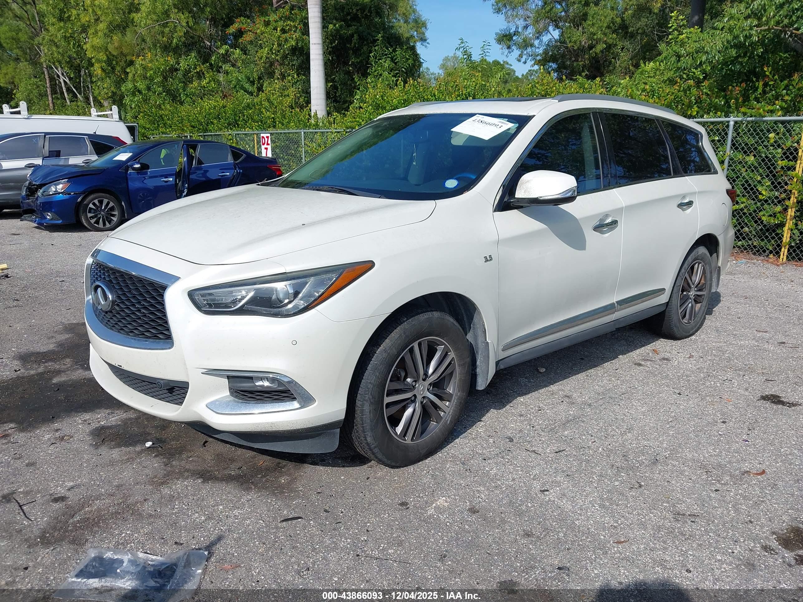 INFINITI QX60 image 2