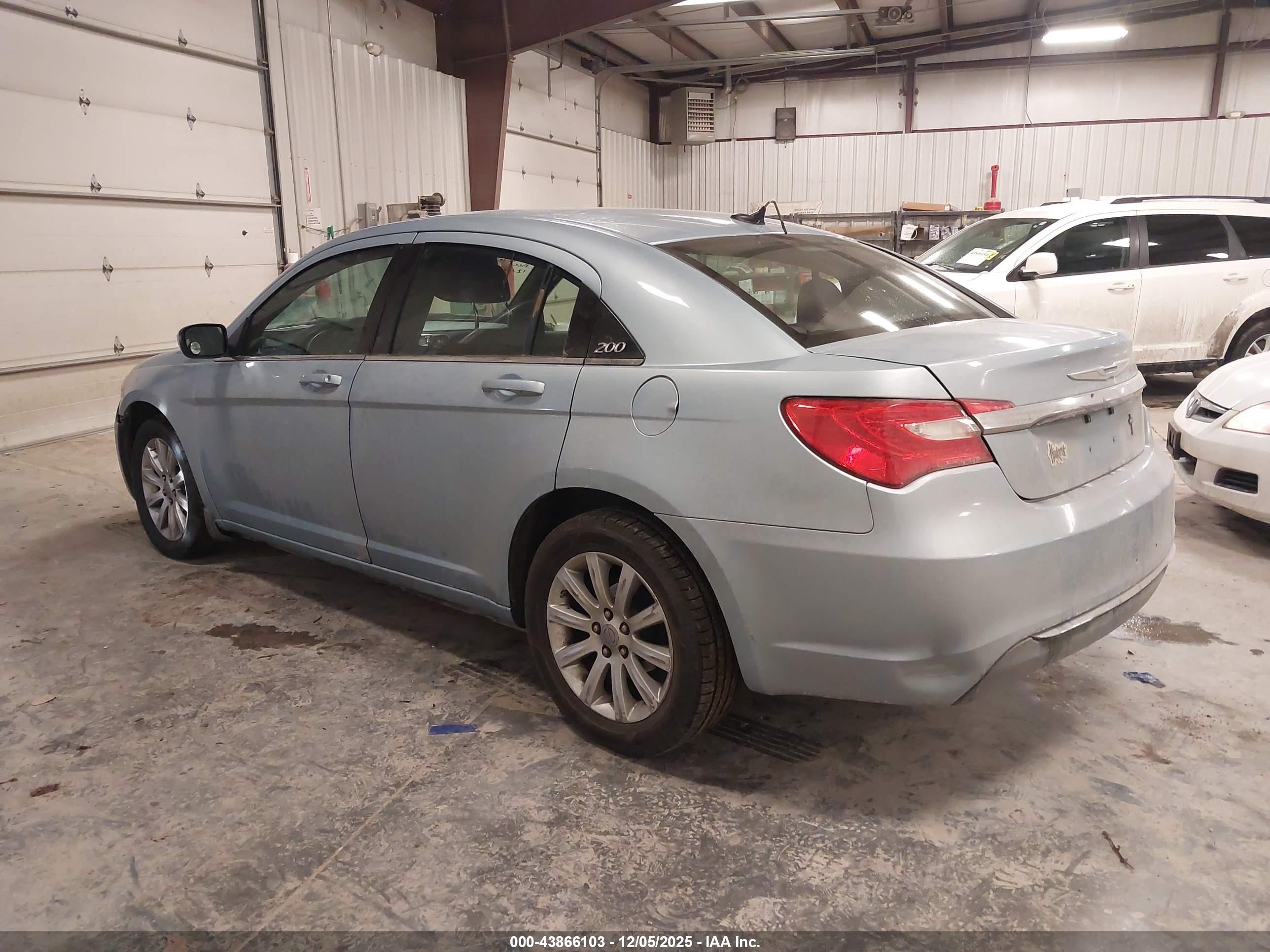 CHRYSLER 200 image 3