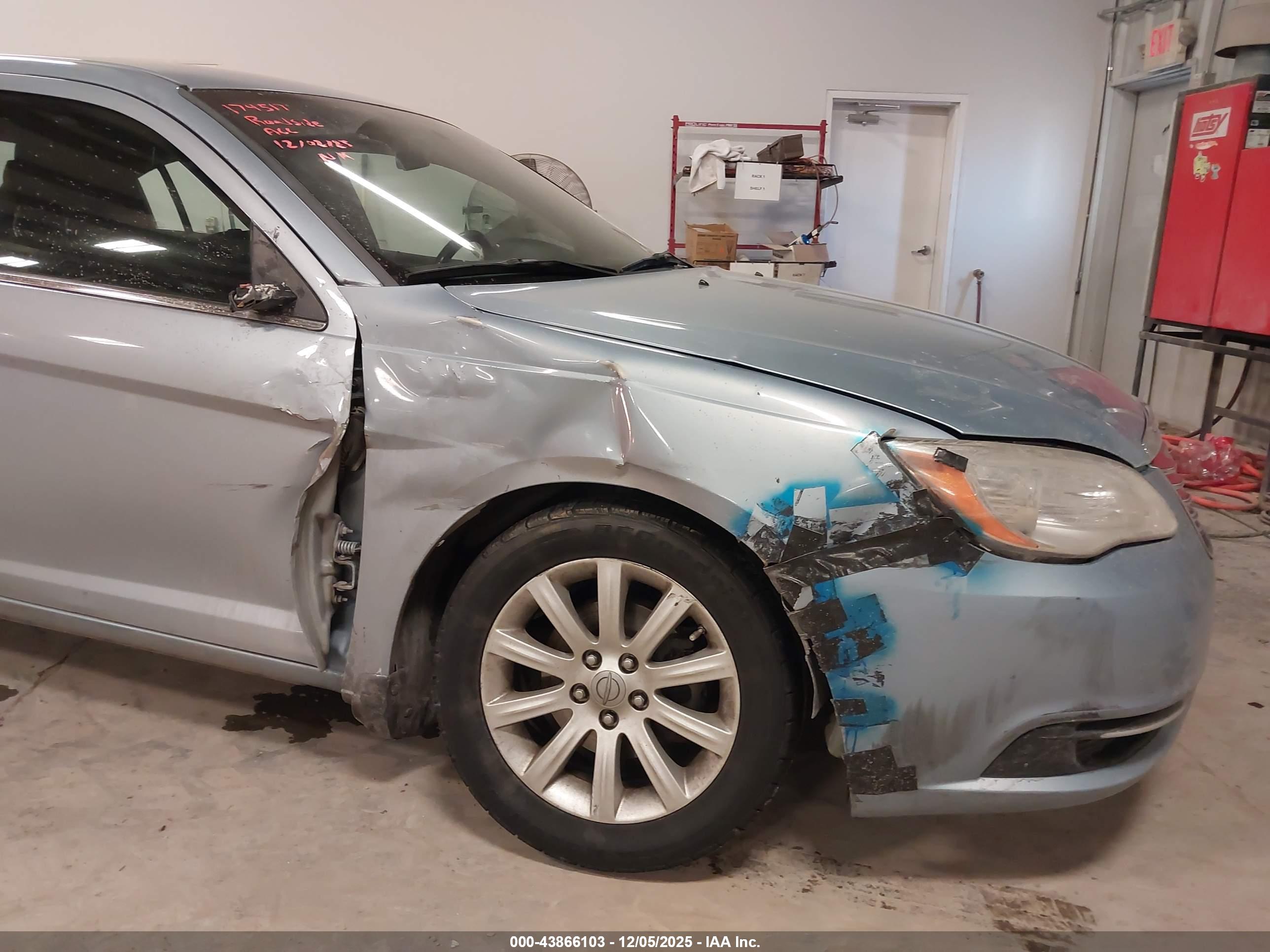 CHRYSLER 200 image 6
