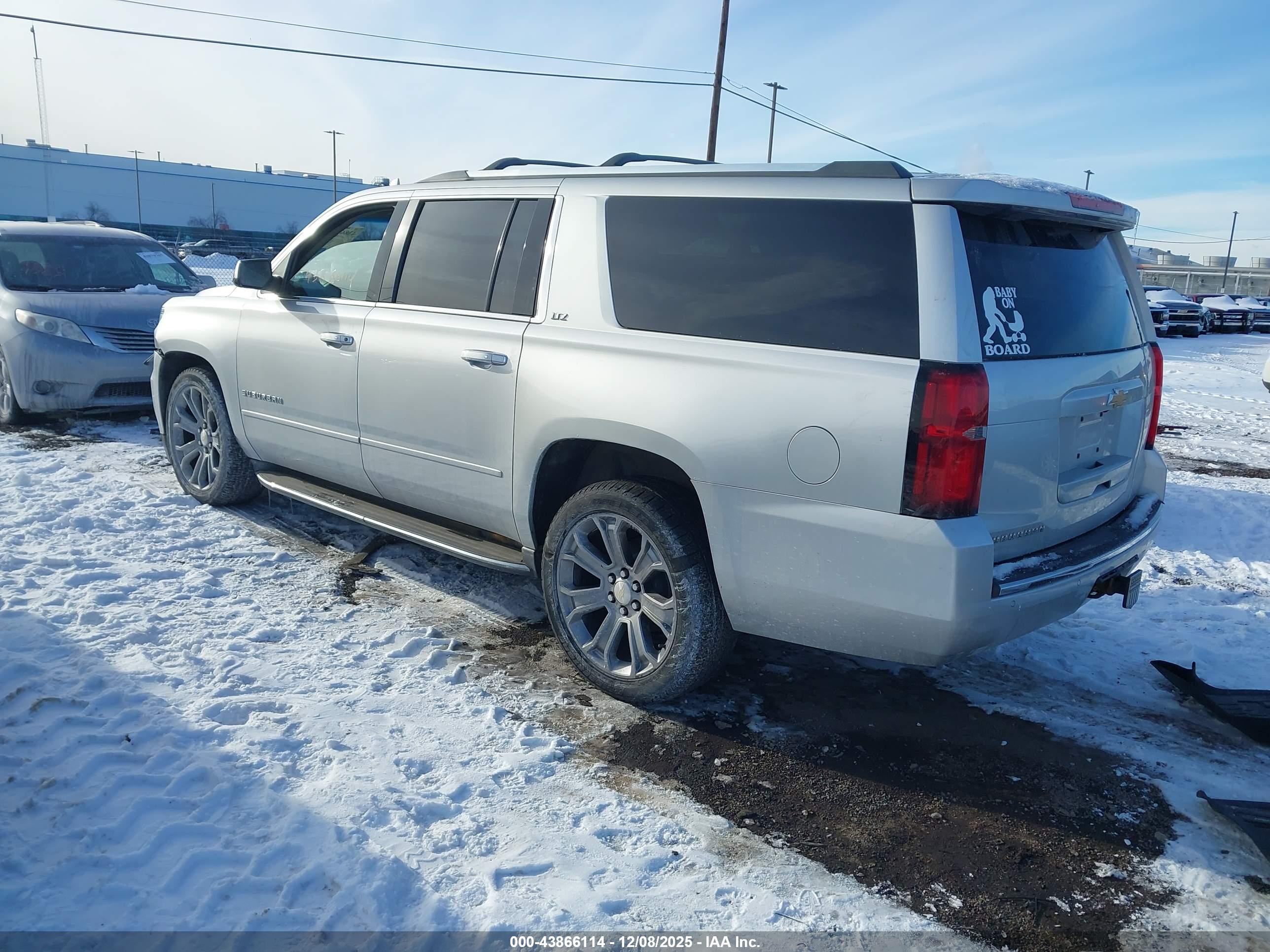 CHEVROLET SUBURBAN image 3