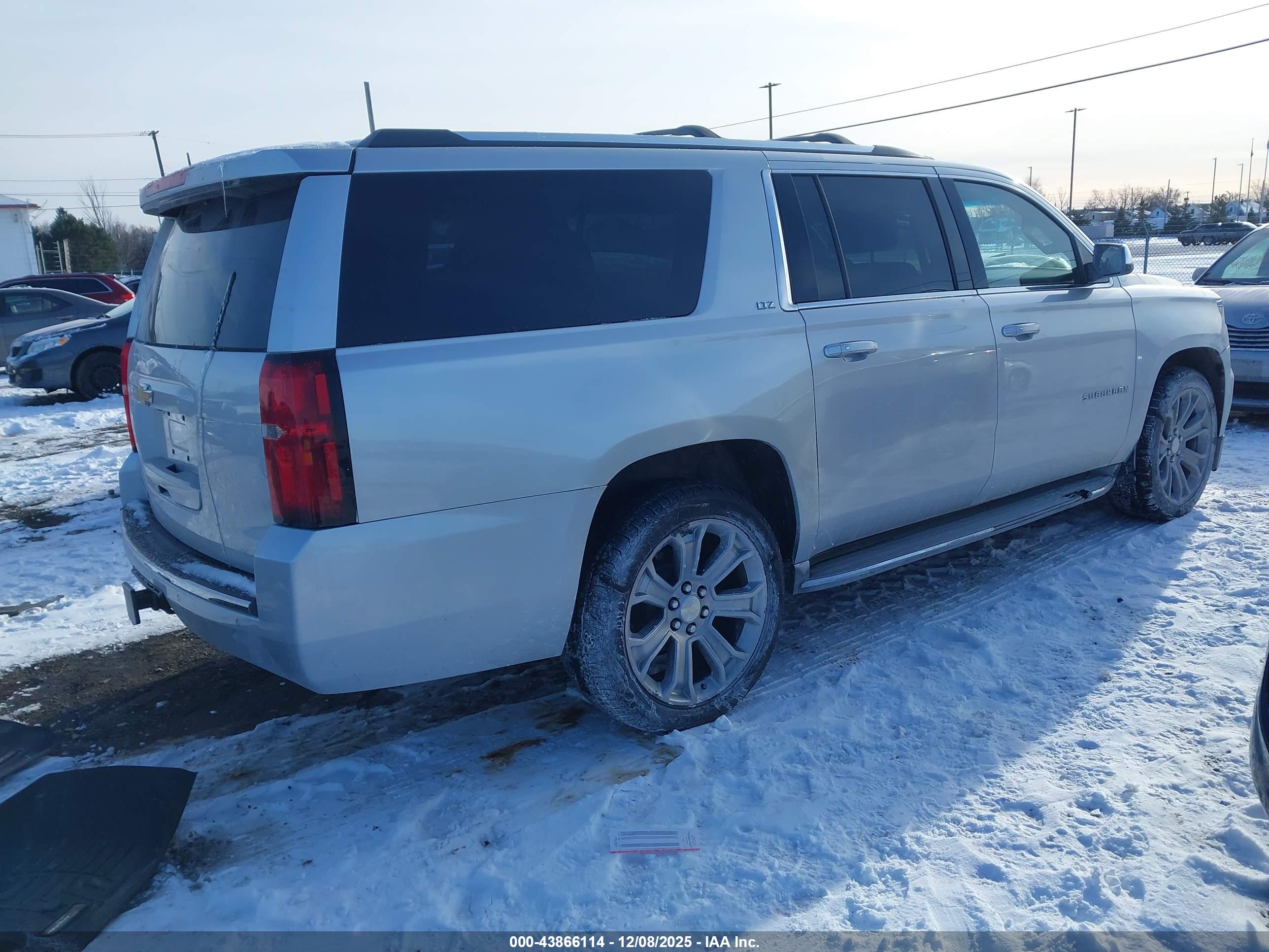 CHEVROLET SUBURBAN image 4