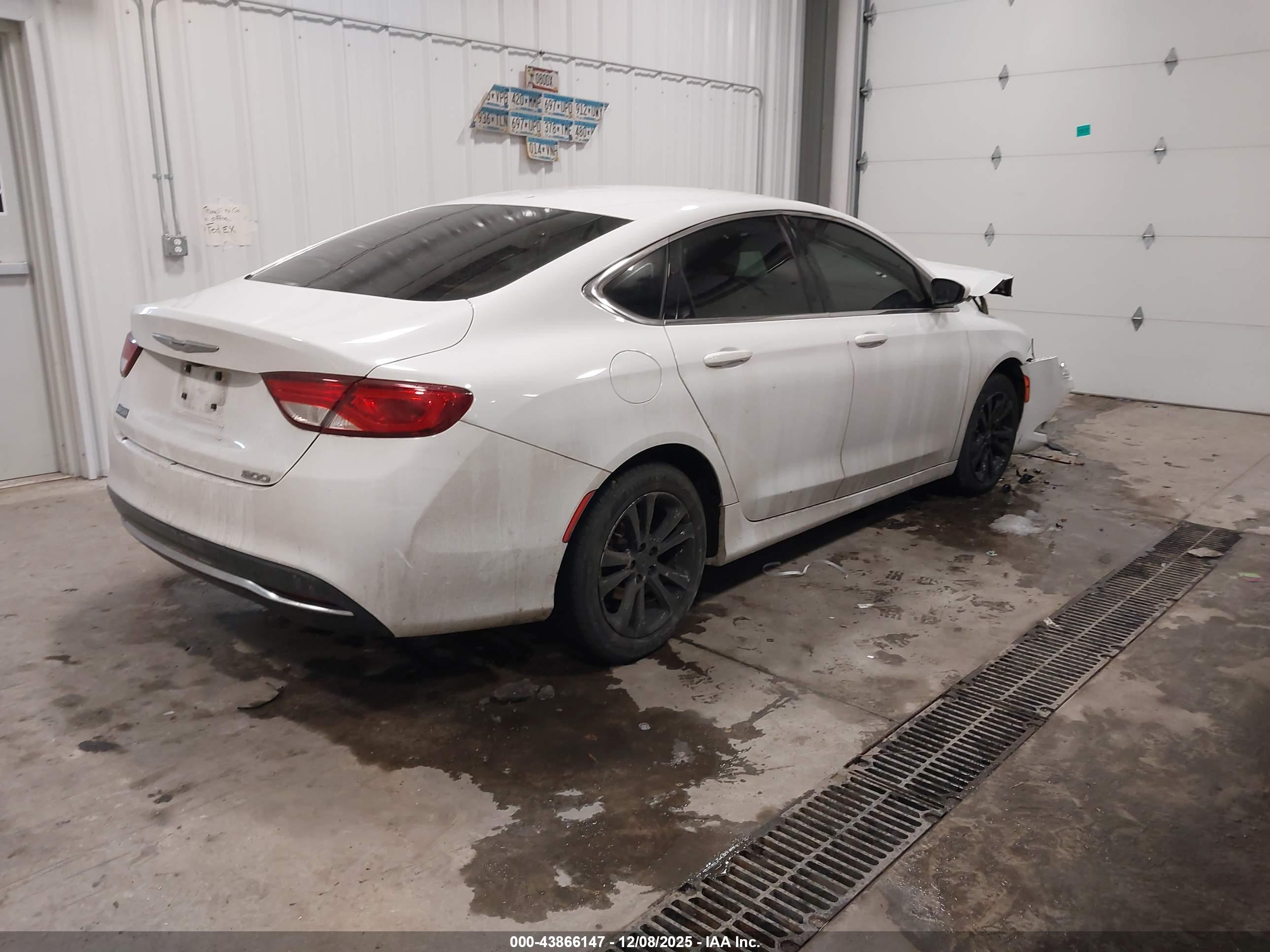 CHRYSLER 200 image 4