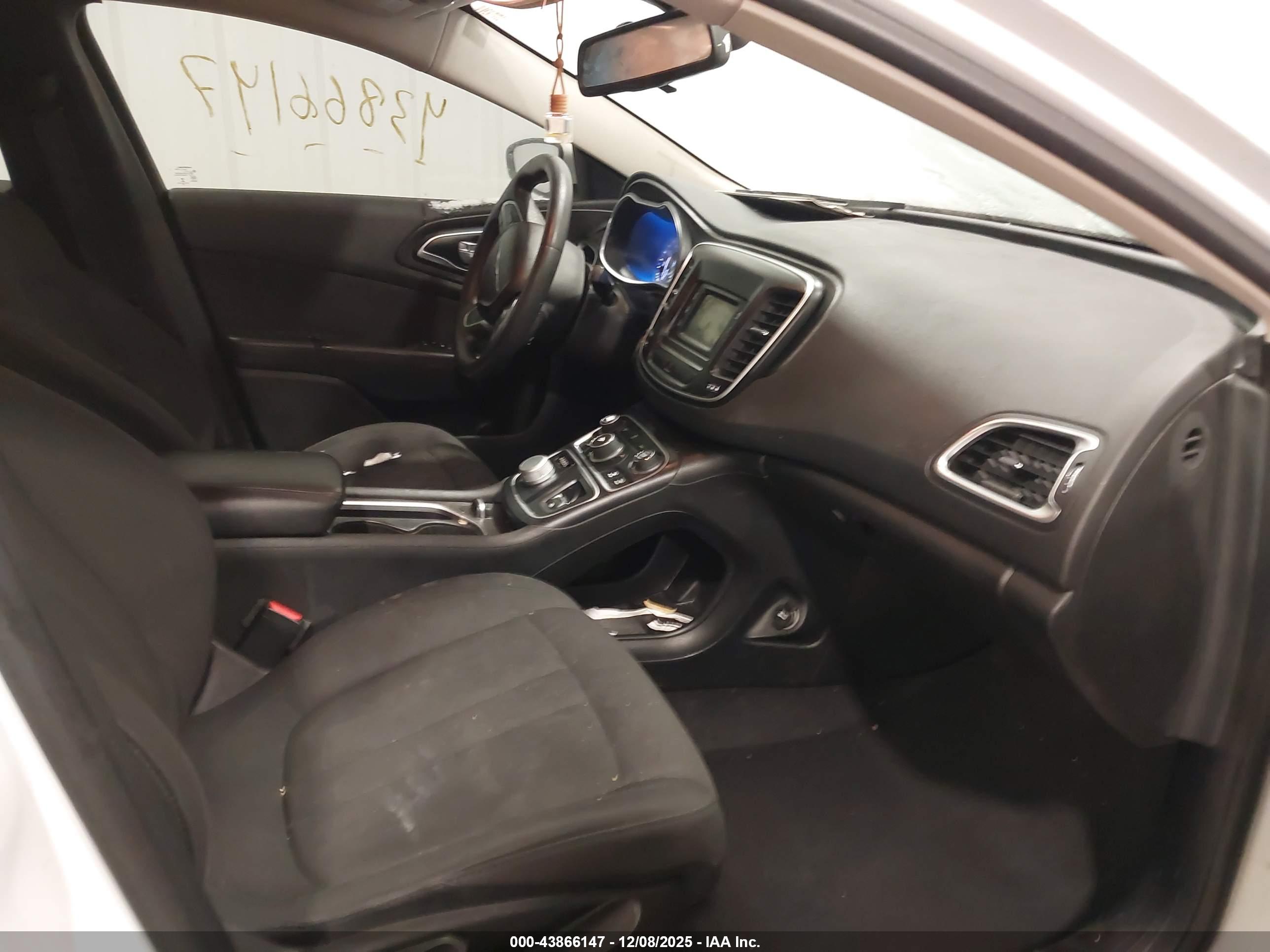 CHRYSLER 200 image 5