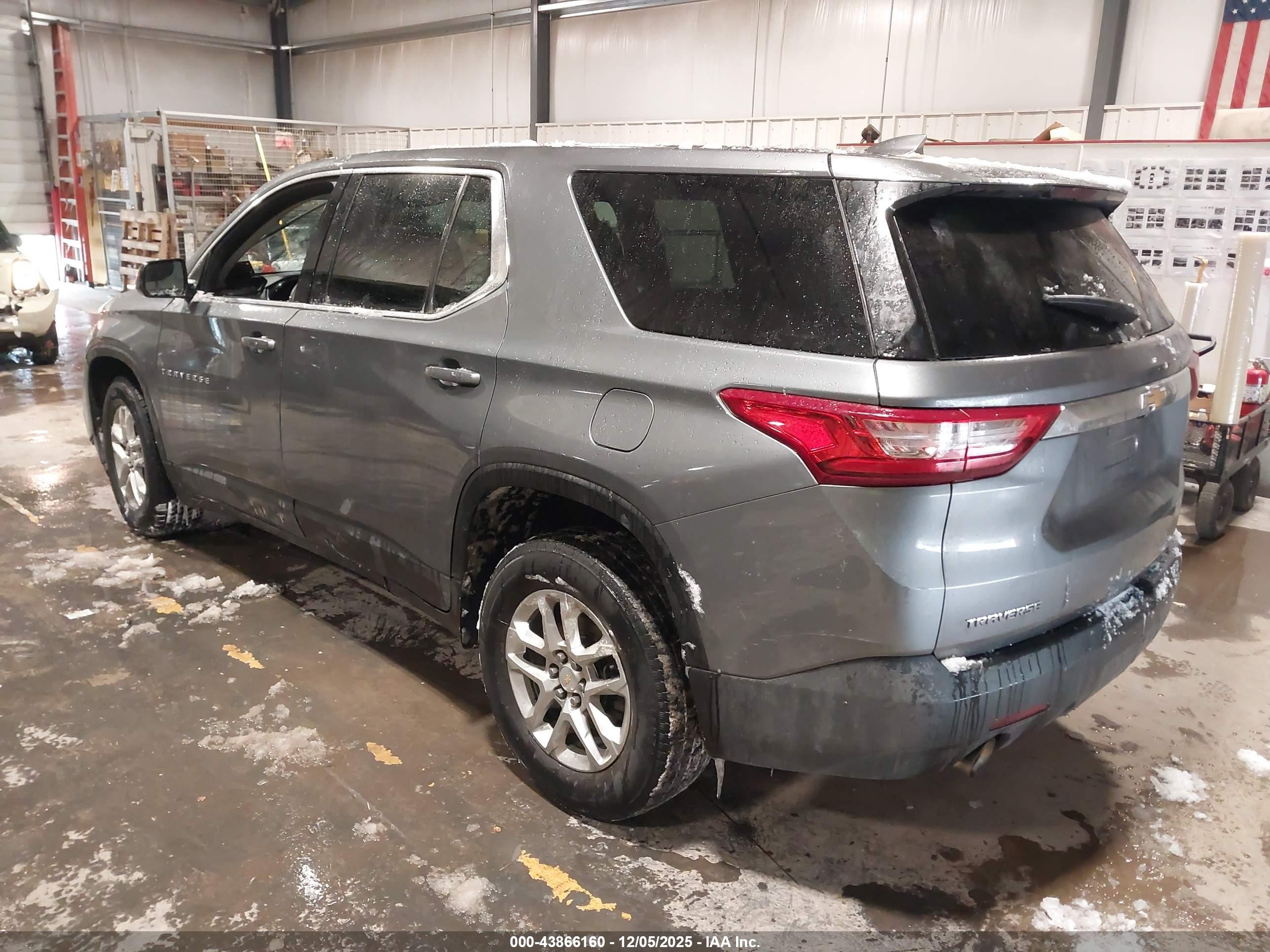 CHEVROLET TRAVERSE image 3