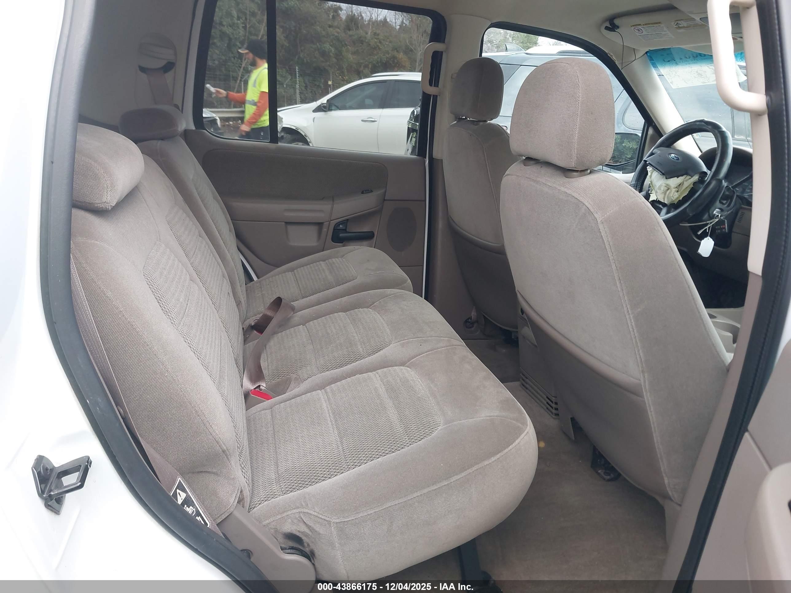 FORD EXPLORER image 8