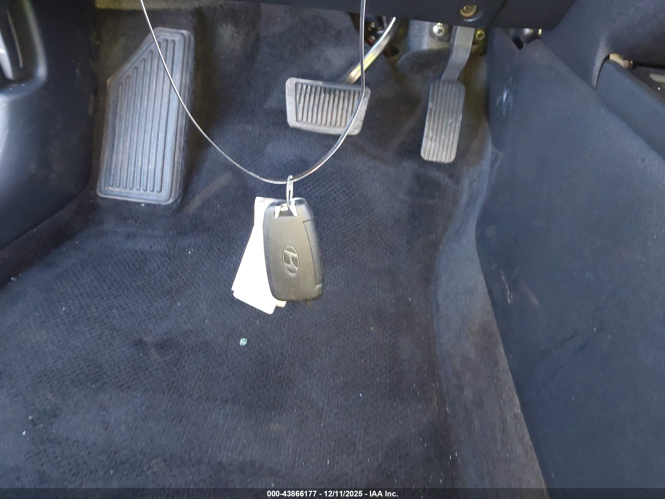 HYUNDAI ELANTRA image 11