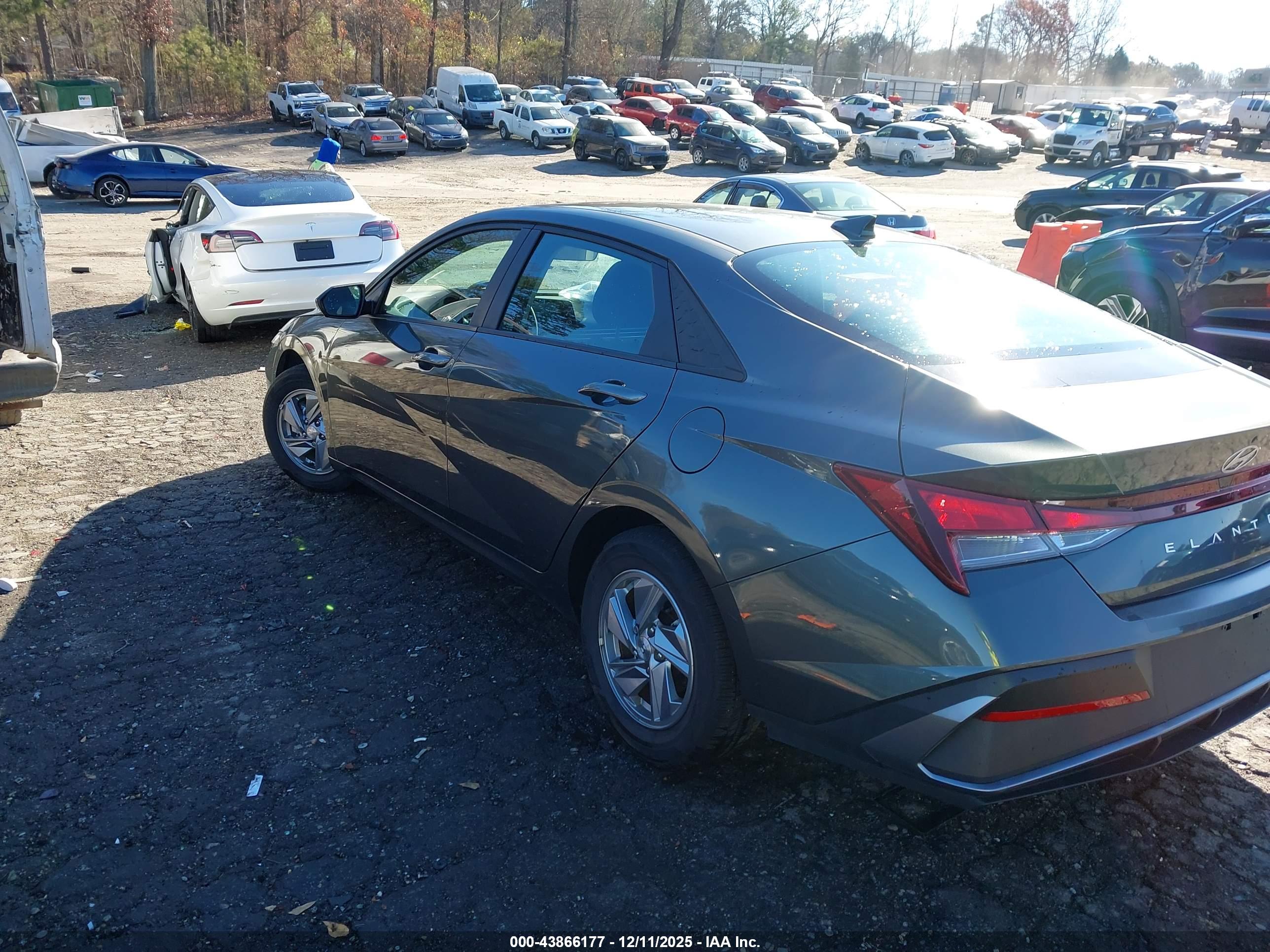 HYUNDAI ELANTRA image 3