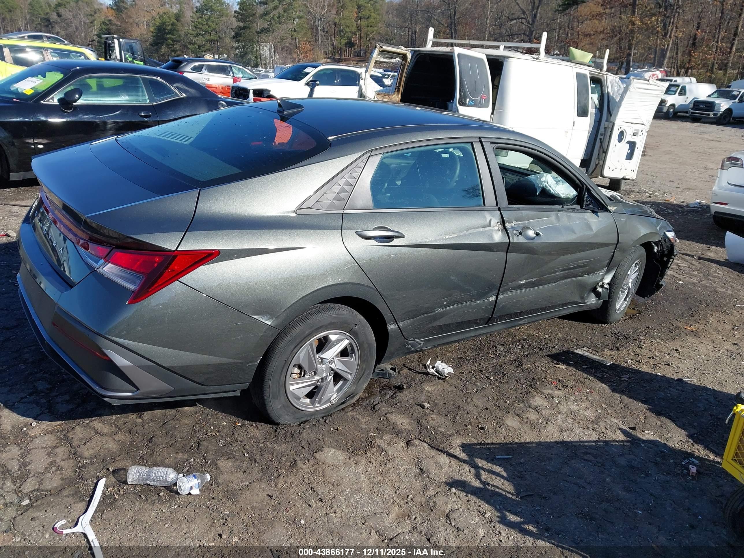 HYUNDAI ELANTRA image 4