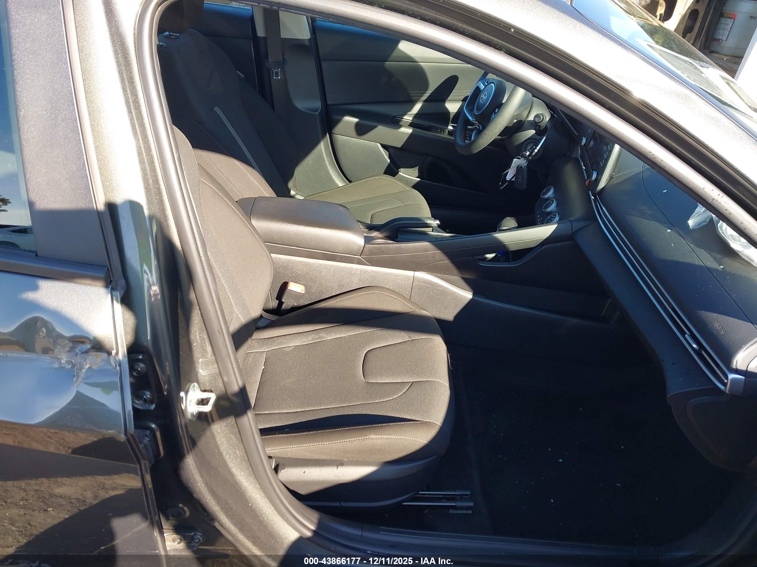 HYUNDAI ELANTRA image 5