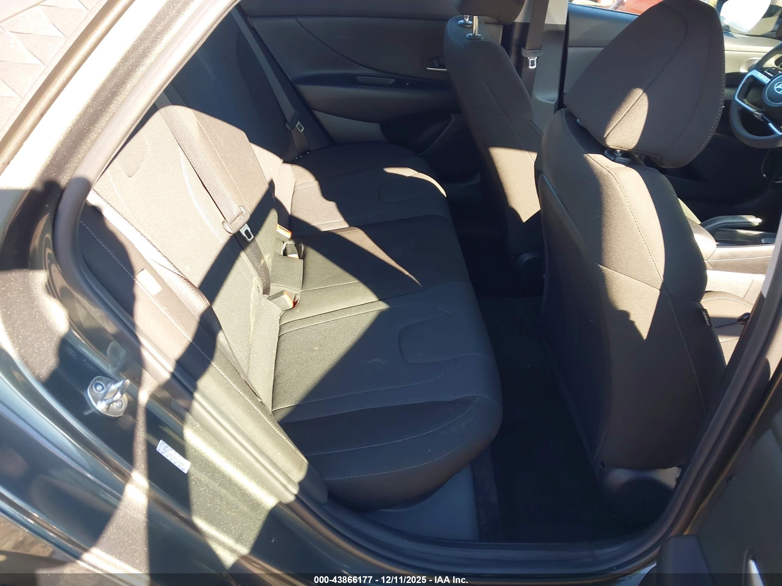 HYUNDAI ELANTRA image 8
