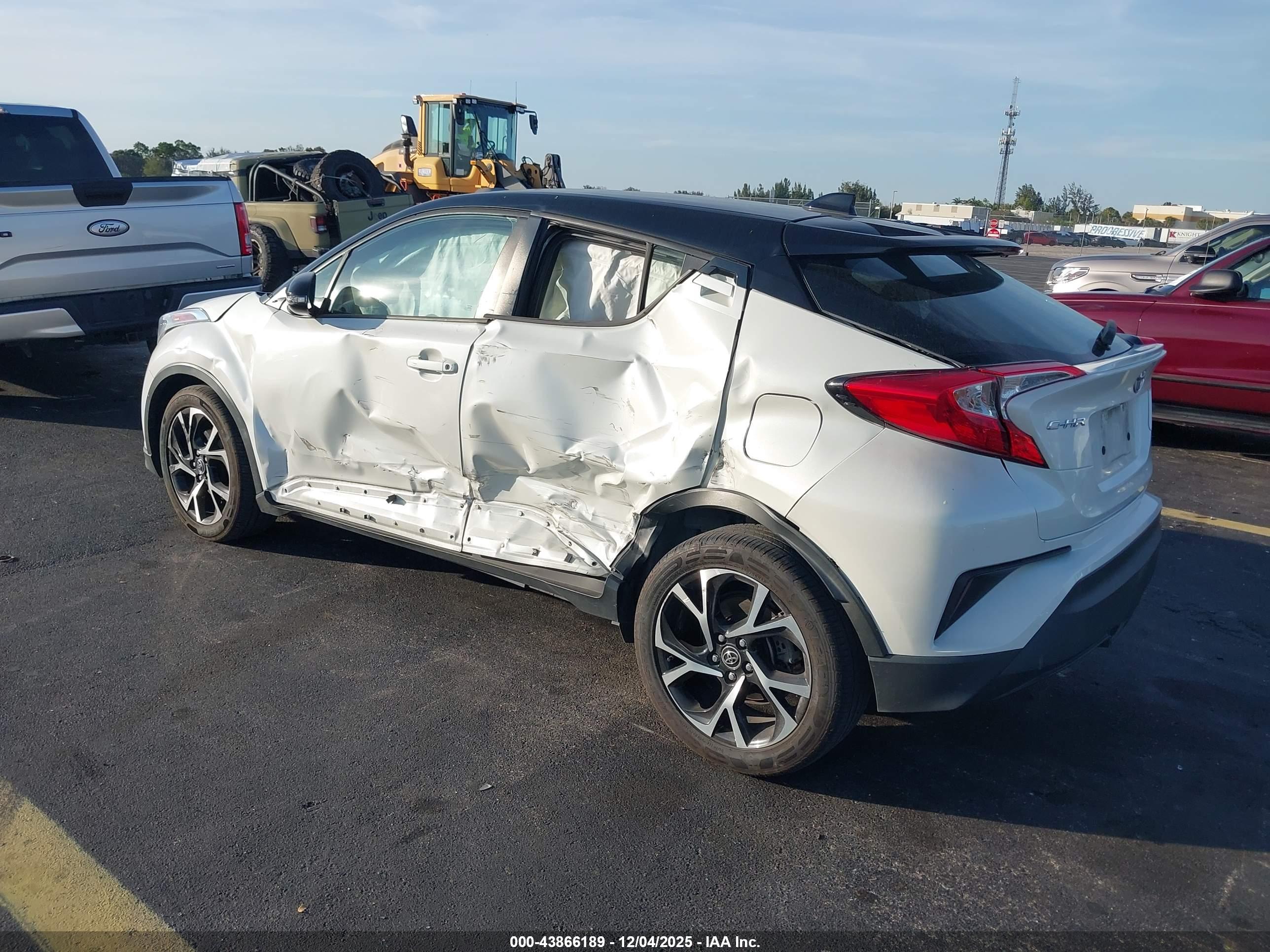 TOYOTA C-HR image 3