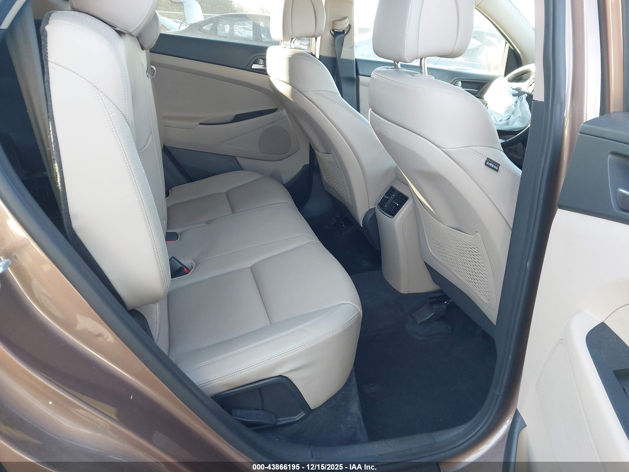 HYUNDAI TUCSON image 8