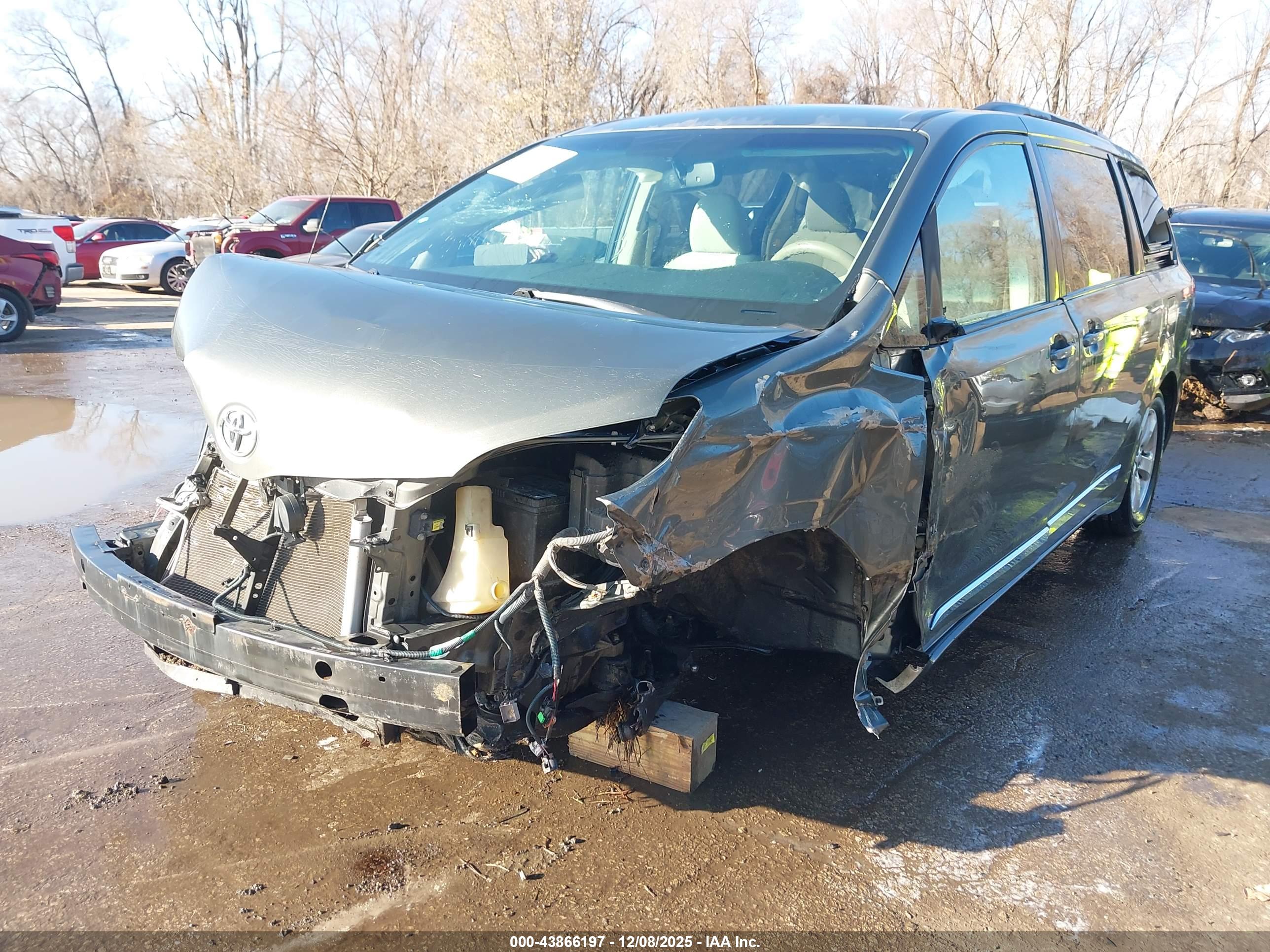 TOYOTA SIENNA image 2