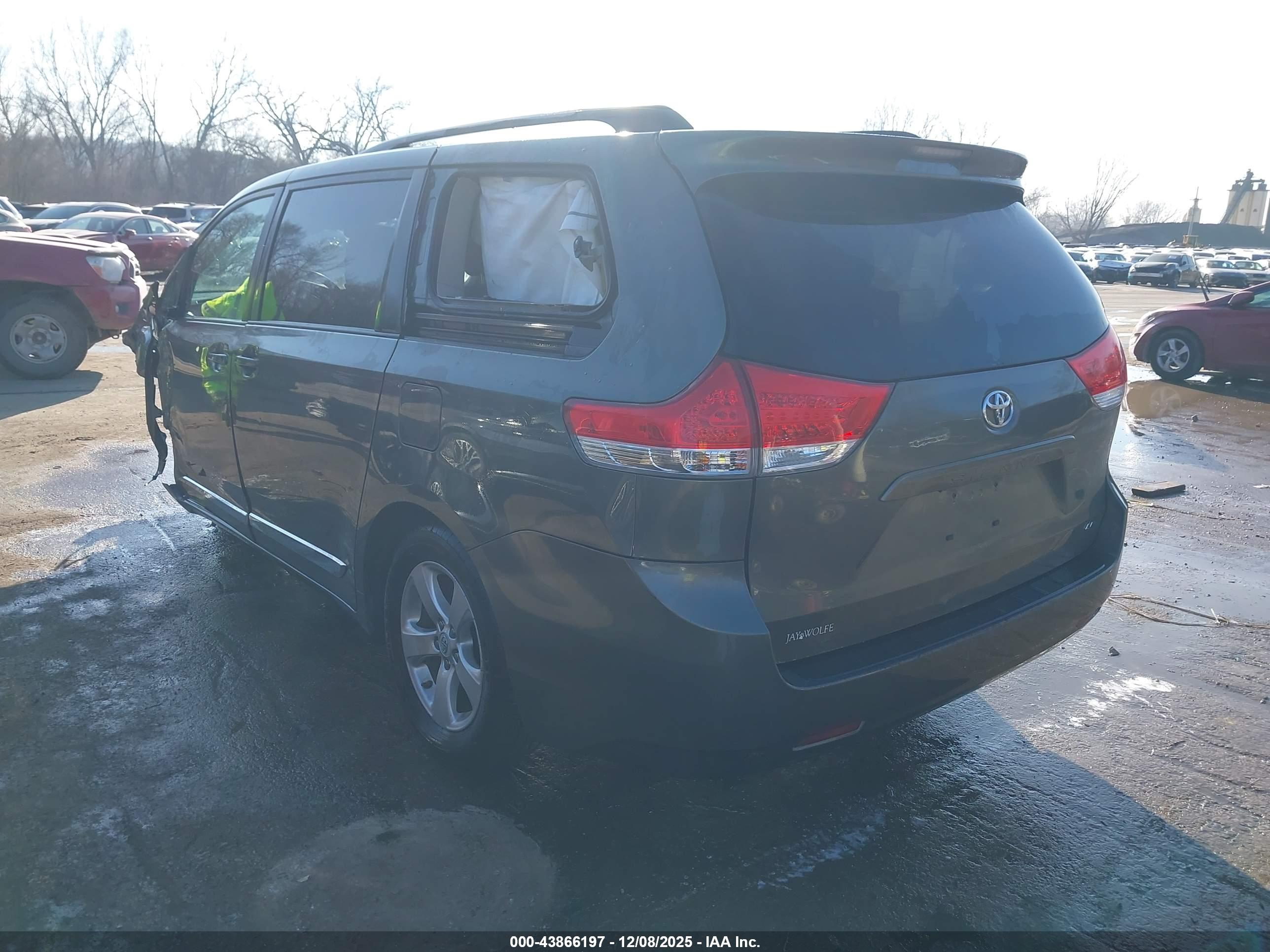 TOYOTA SIENNA image 3
