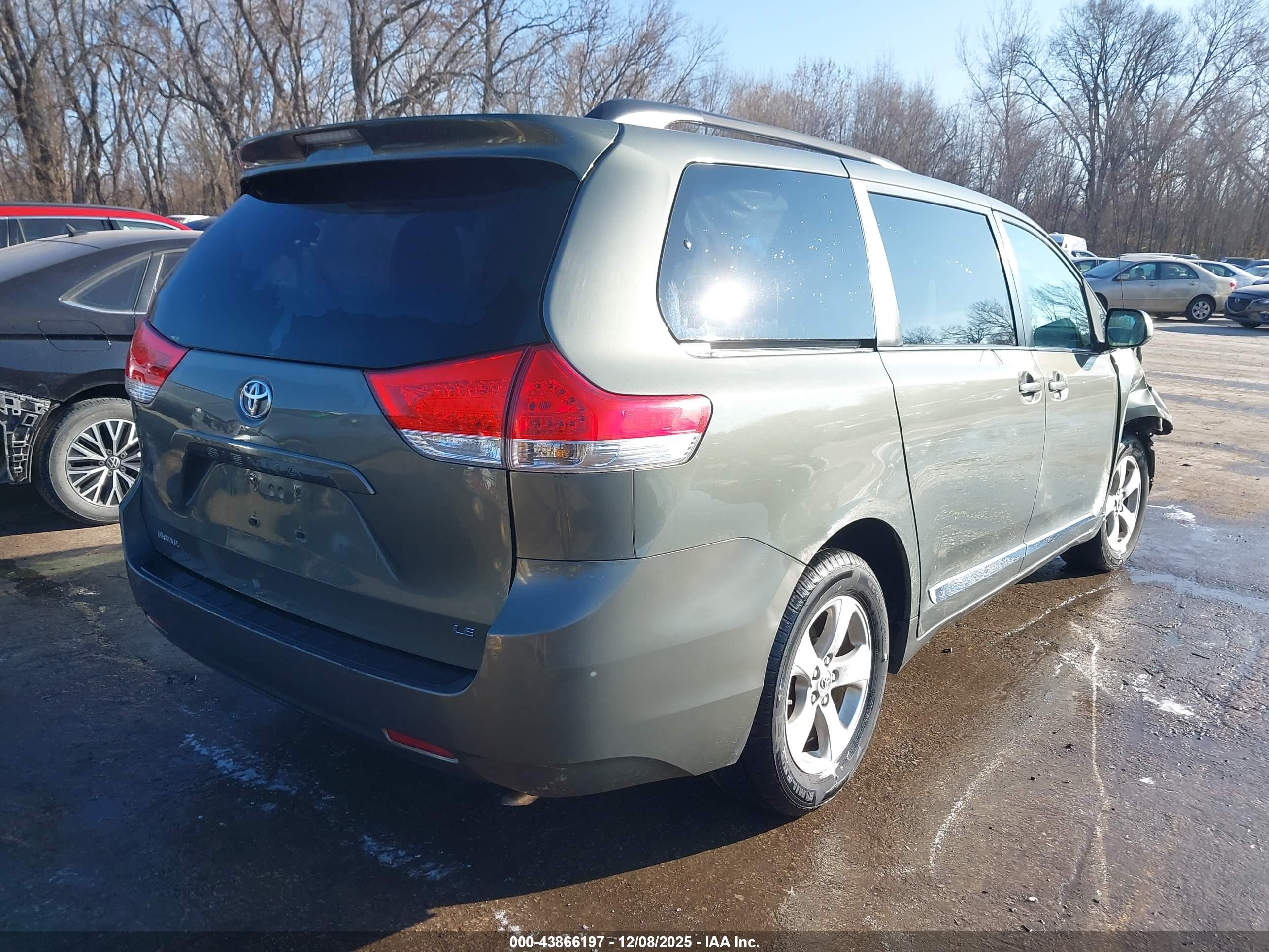 TOYOTA SIENNA image 4