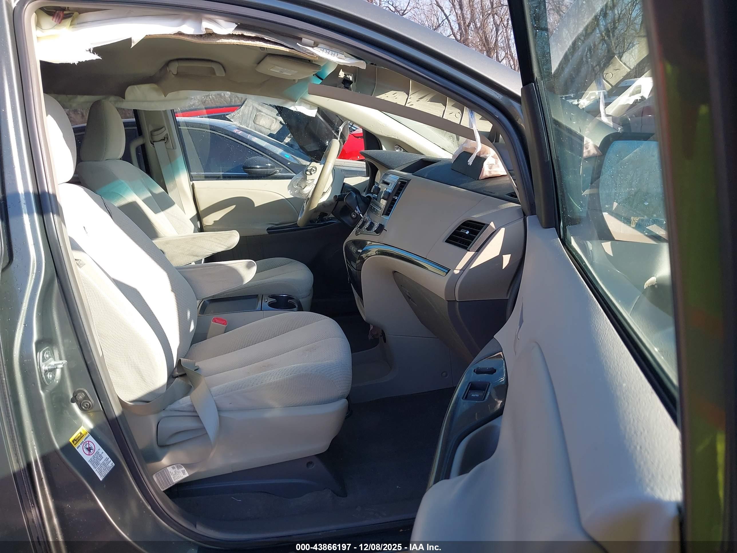 TOYOTA SIENNA image 5
