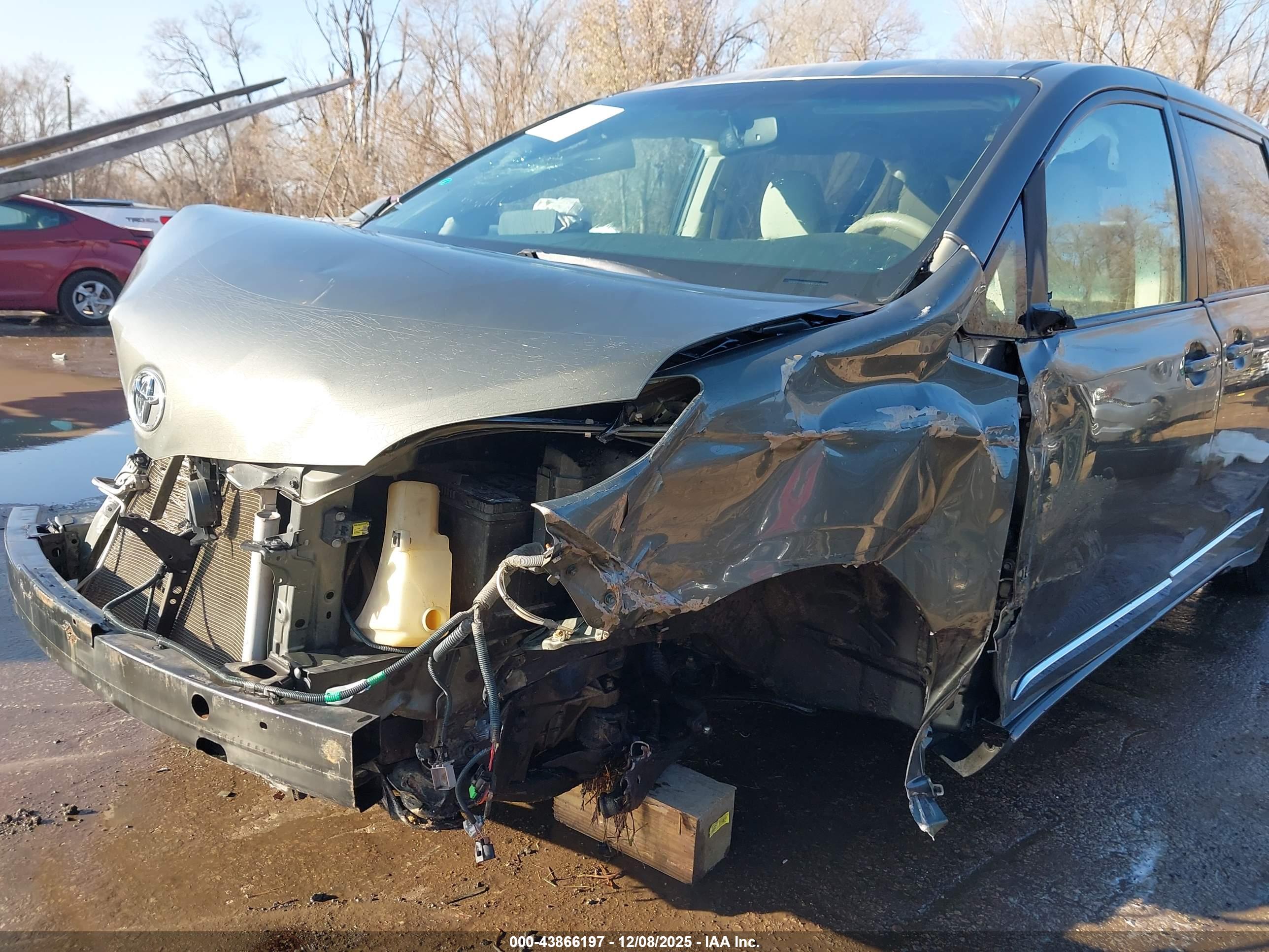 TOYOTA SIENNA image 6