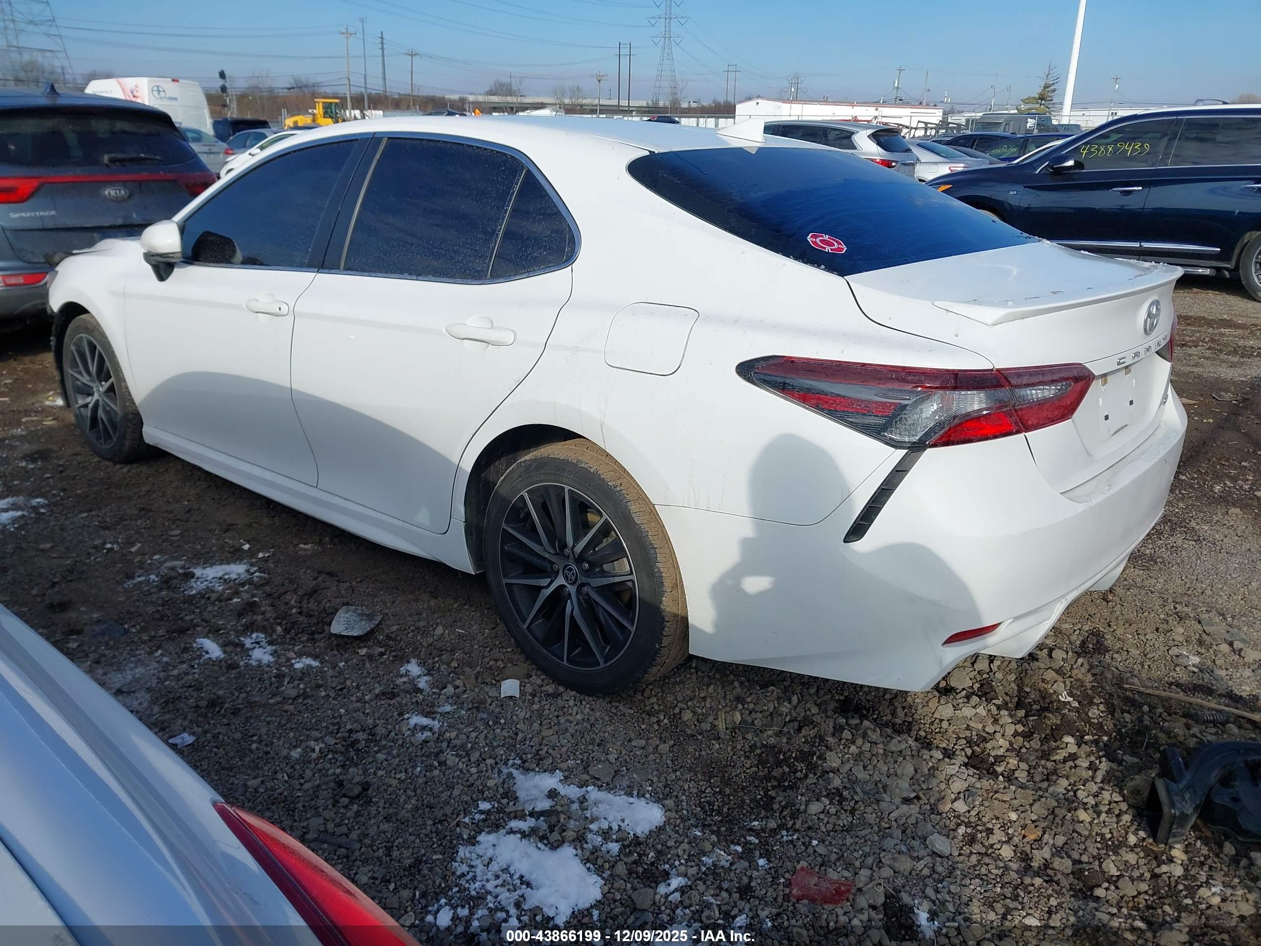 TOYOTA CAMRY image 3
