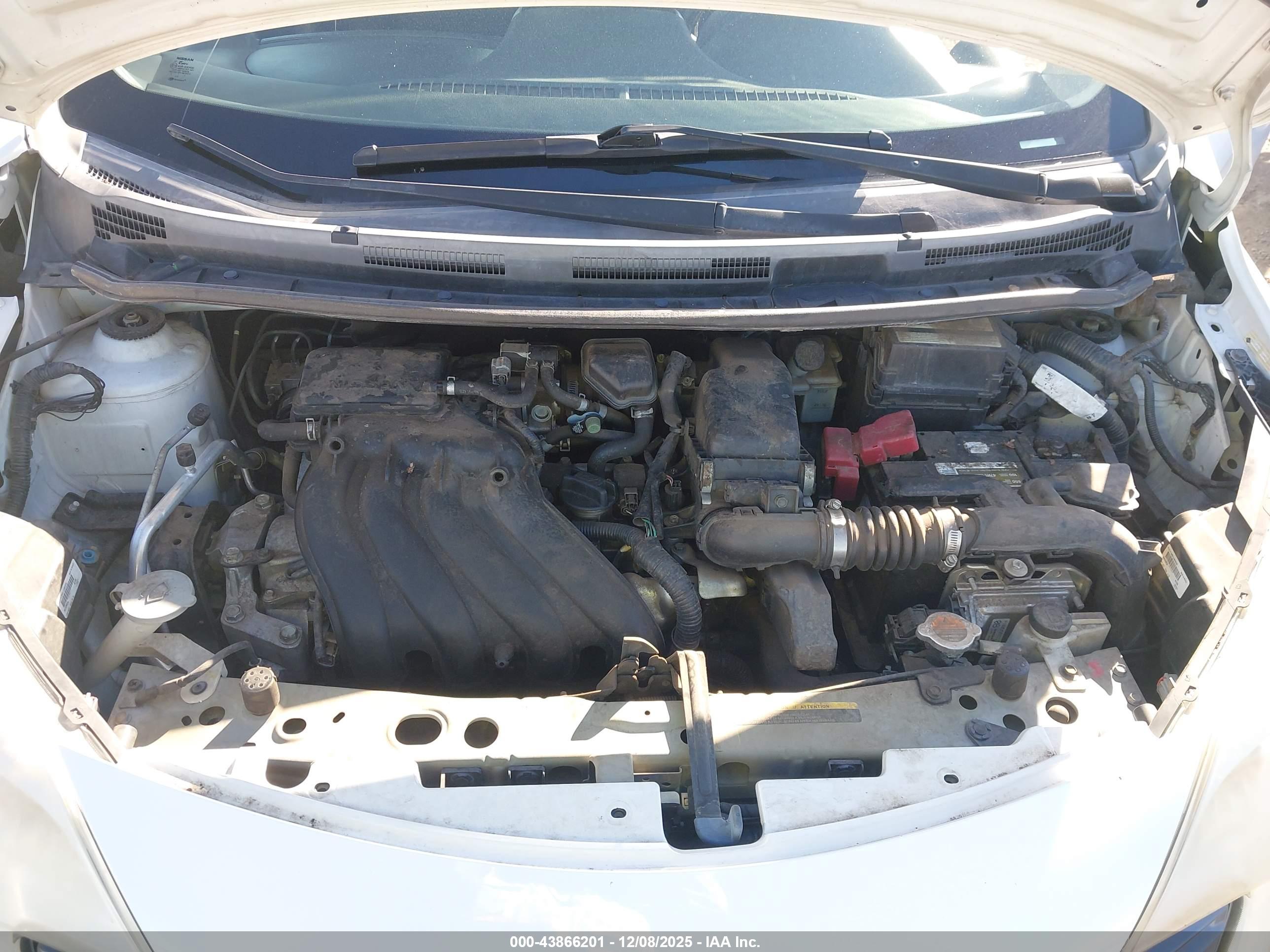 NISSAN VERSA image 10