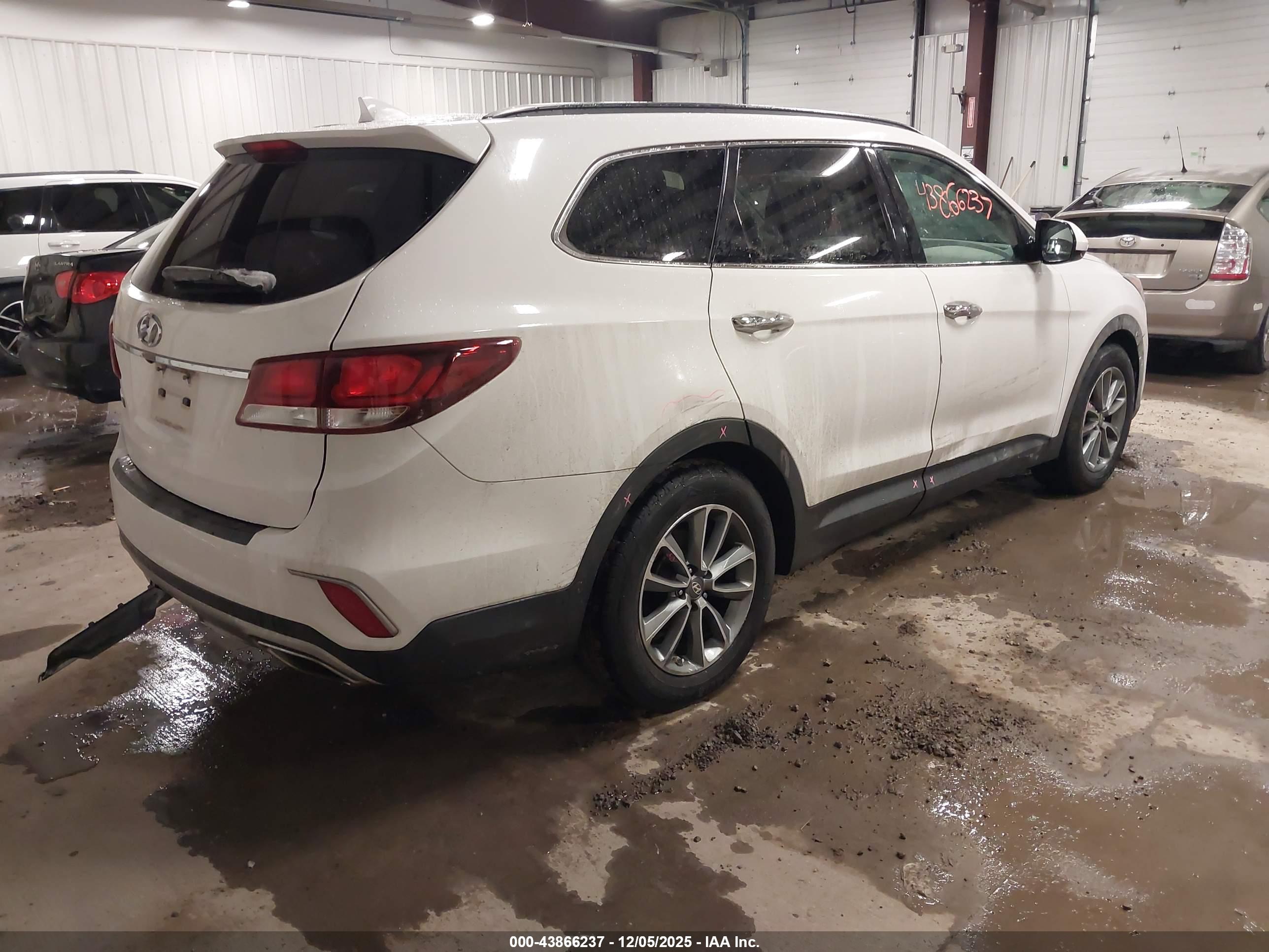 HYUNDAI SANTA image 4