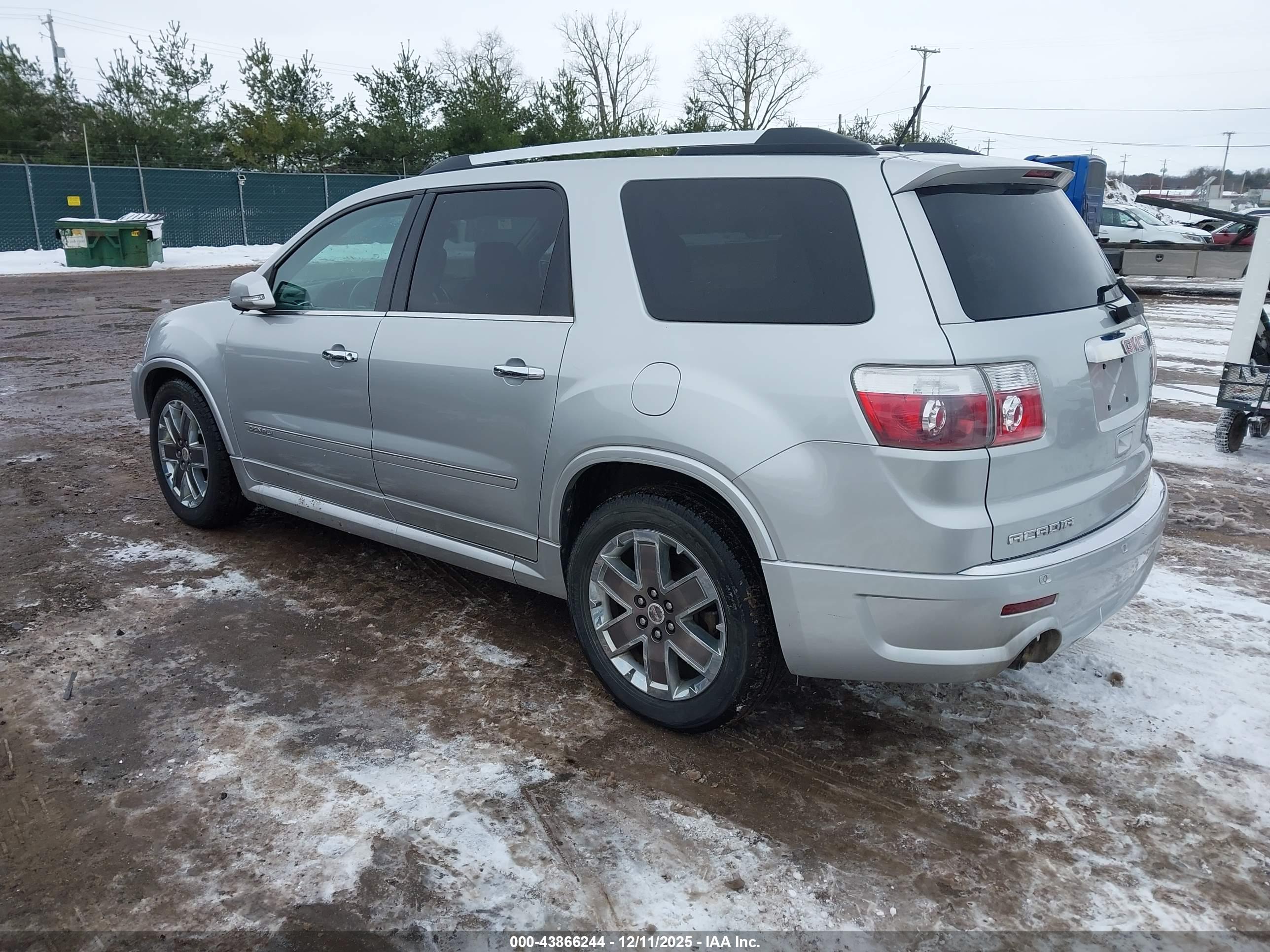 GMC ACADIA image 3