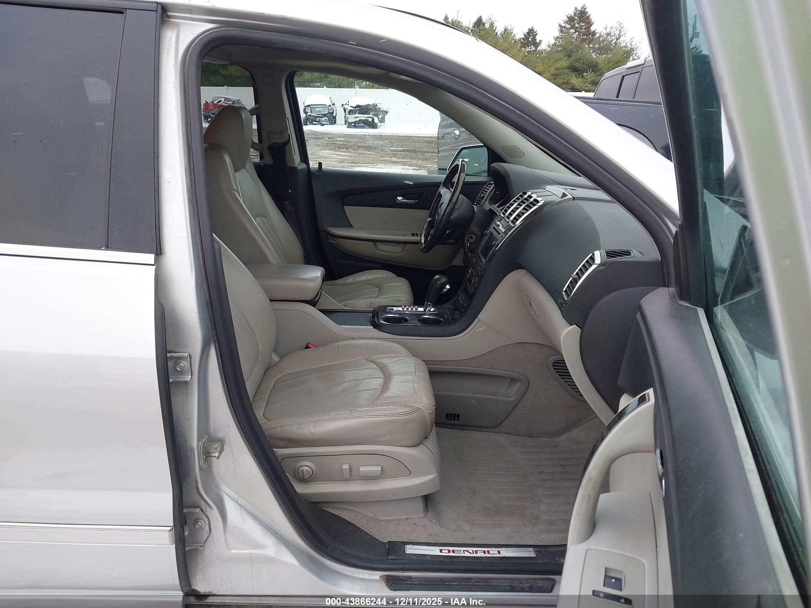 GMC ACADIA image 5