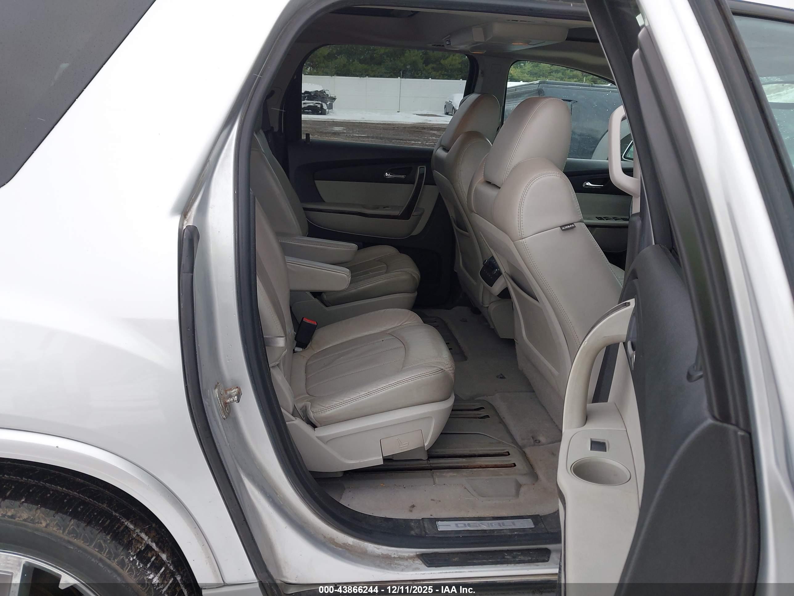 GMC ACADIA image 8