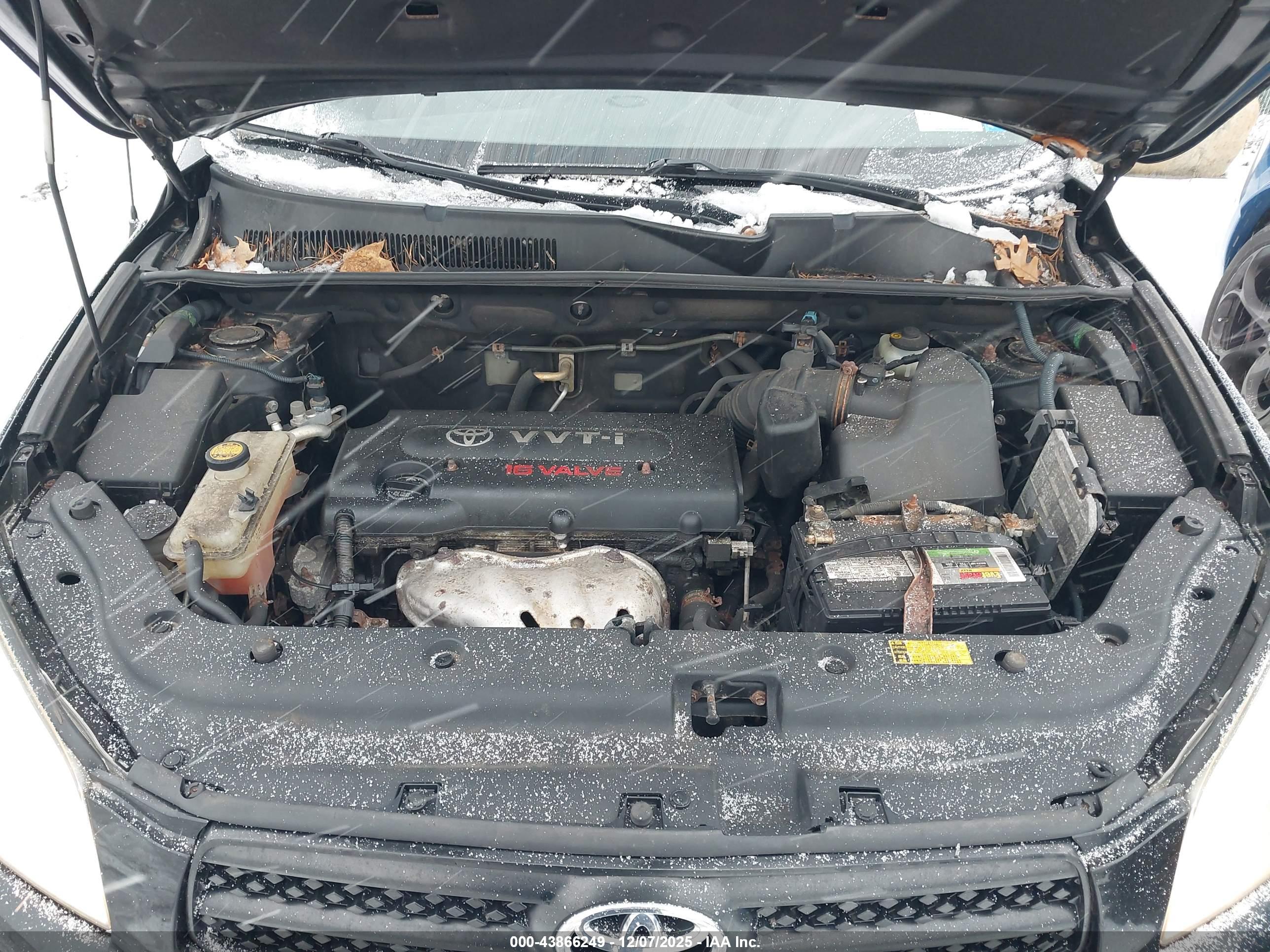 TOYOTA RAV4 image 10