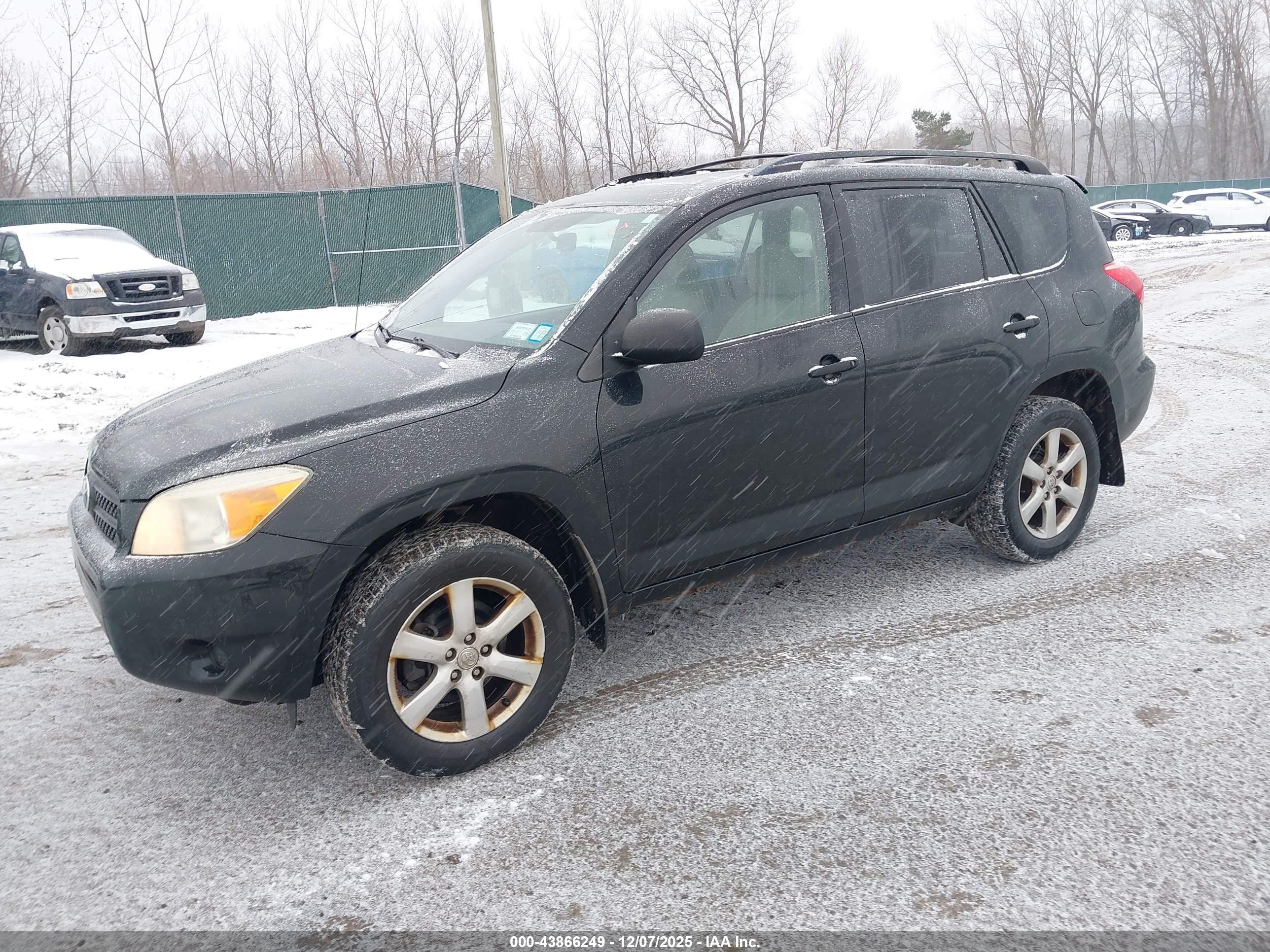 TOYOTA RAV4 image 2