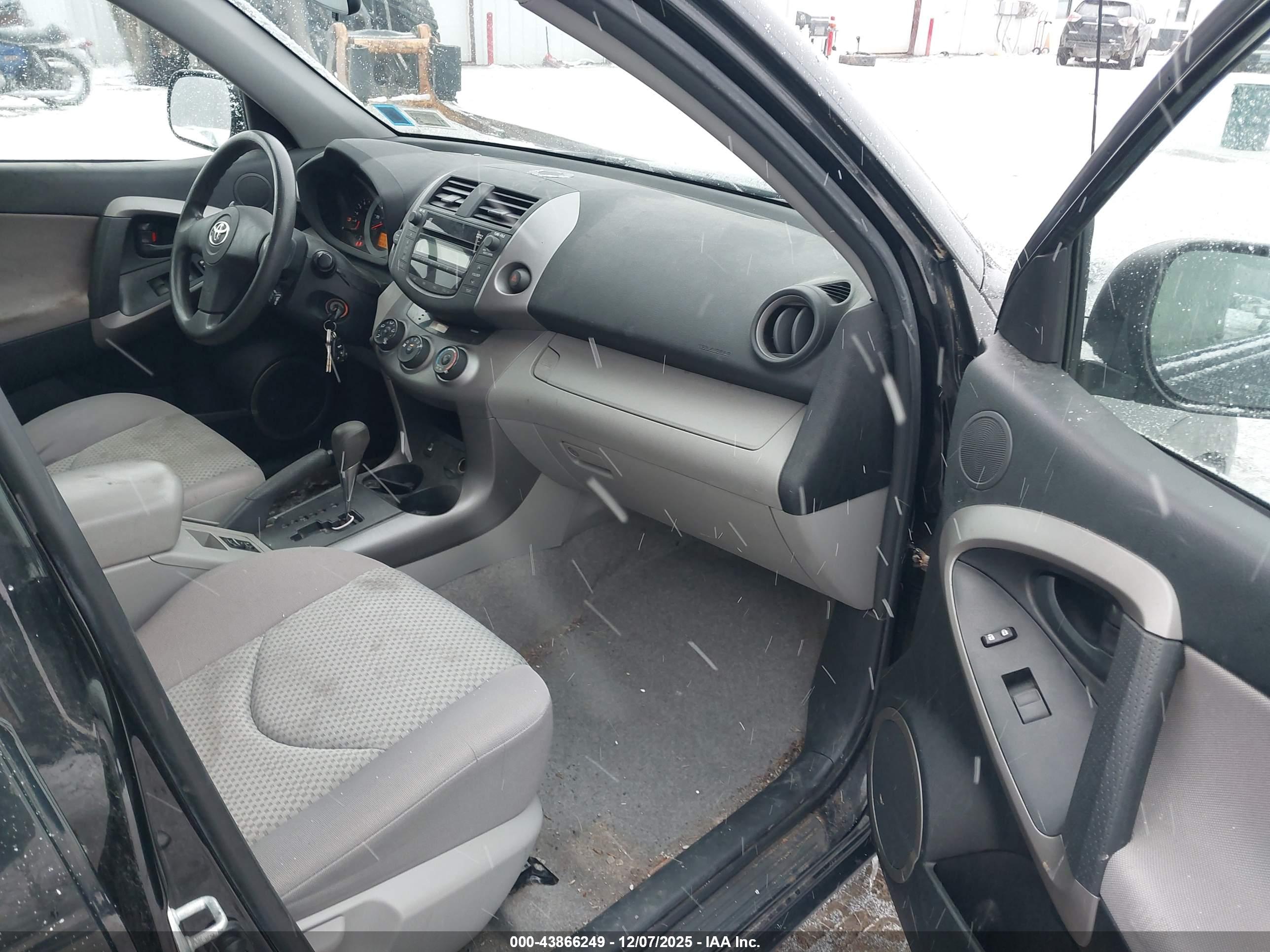 TOYOTA RAV4 image 5