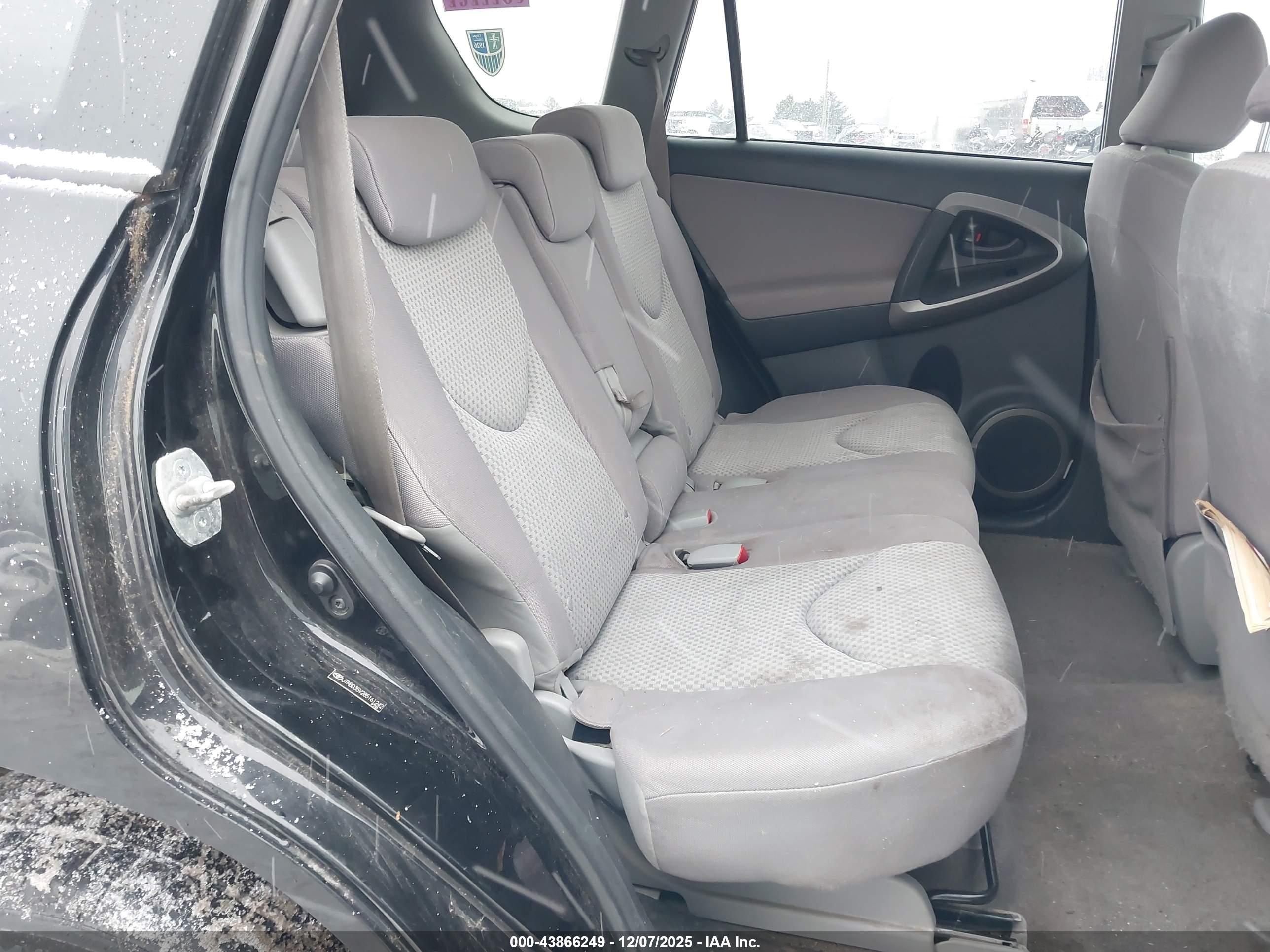 TOYOTA RAV4 image 8