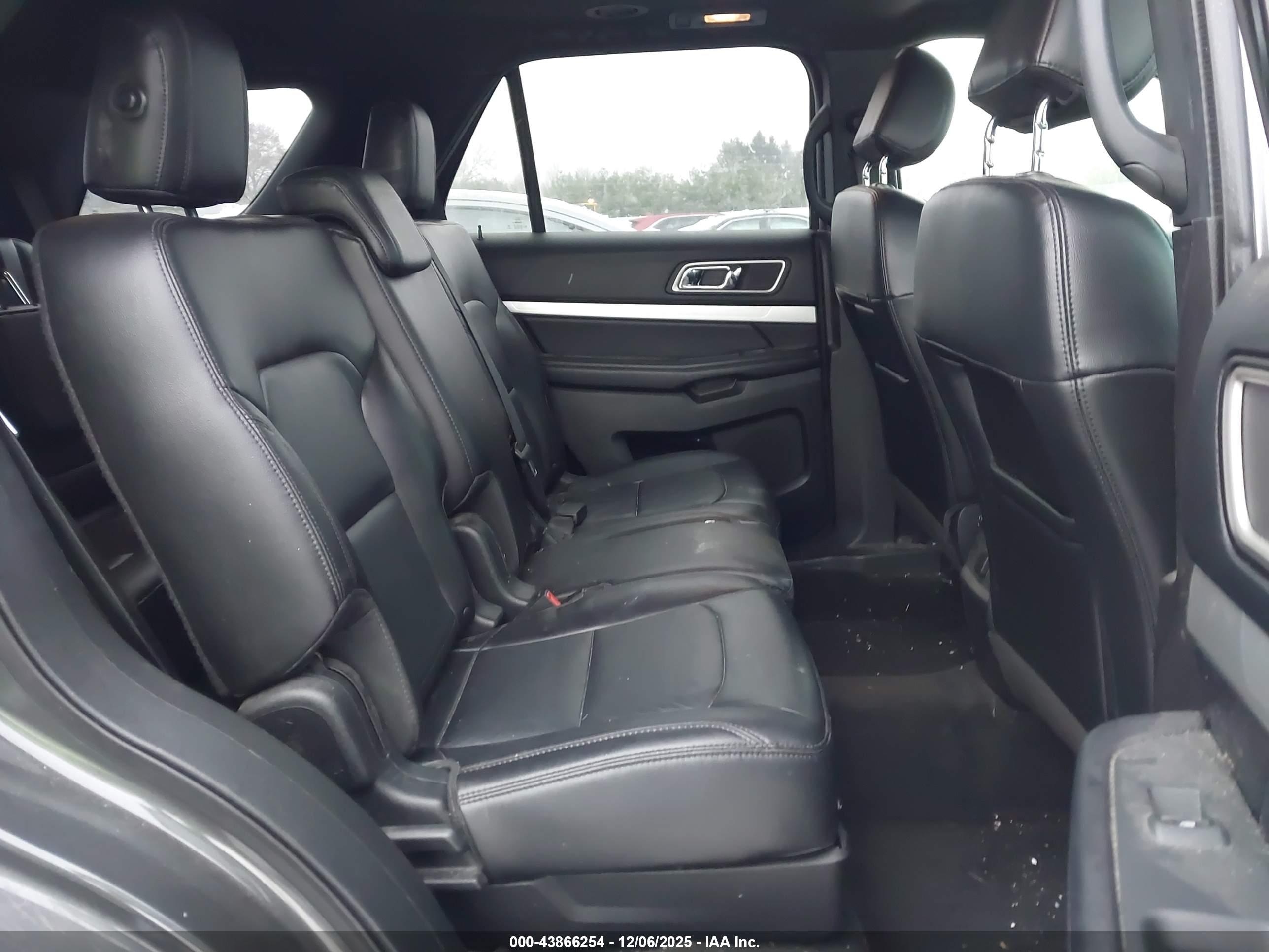 FORD EXPLORER image 8