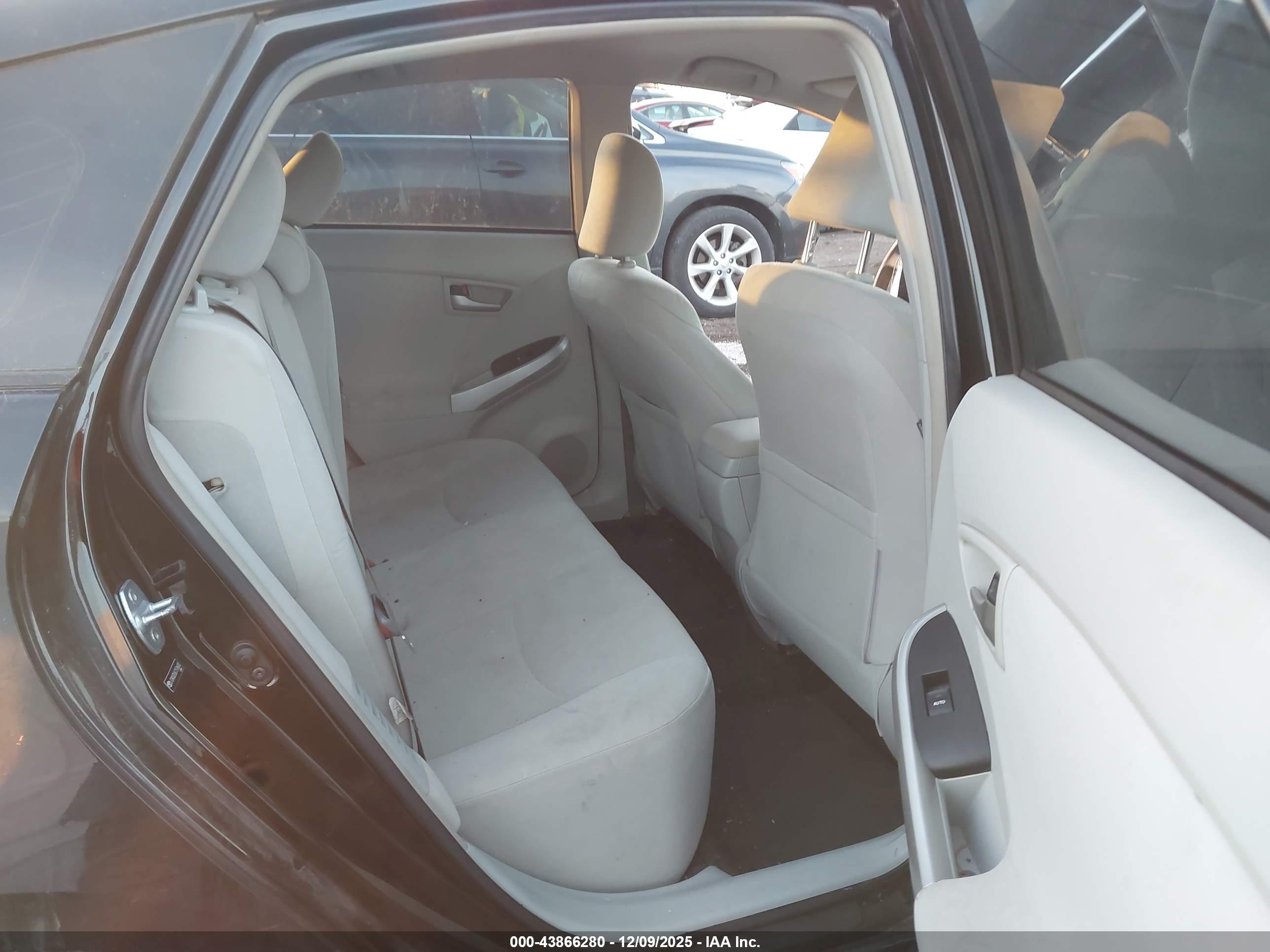TOYOTA PRIUS image 8