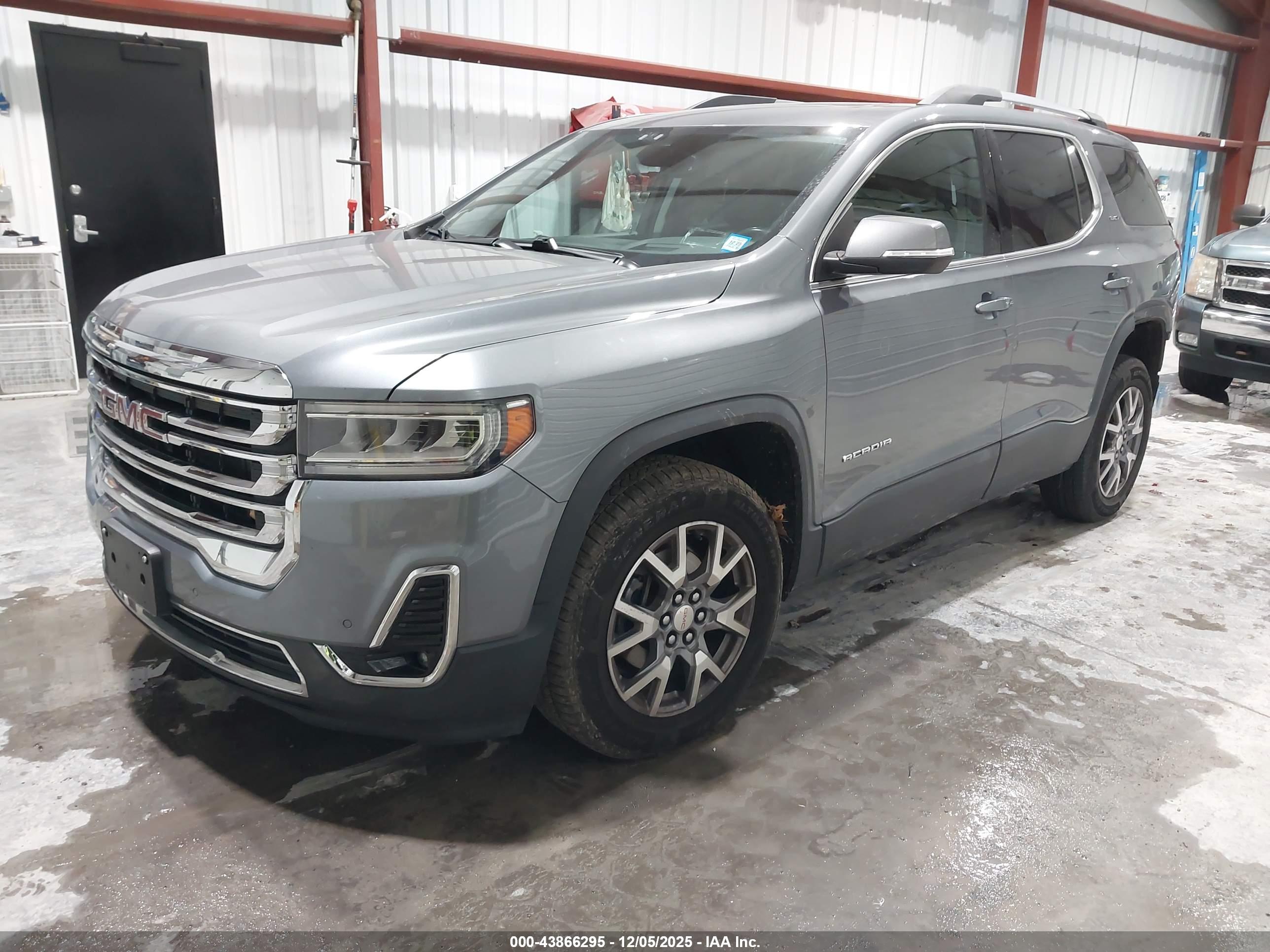 GMC ACADIA image 2