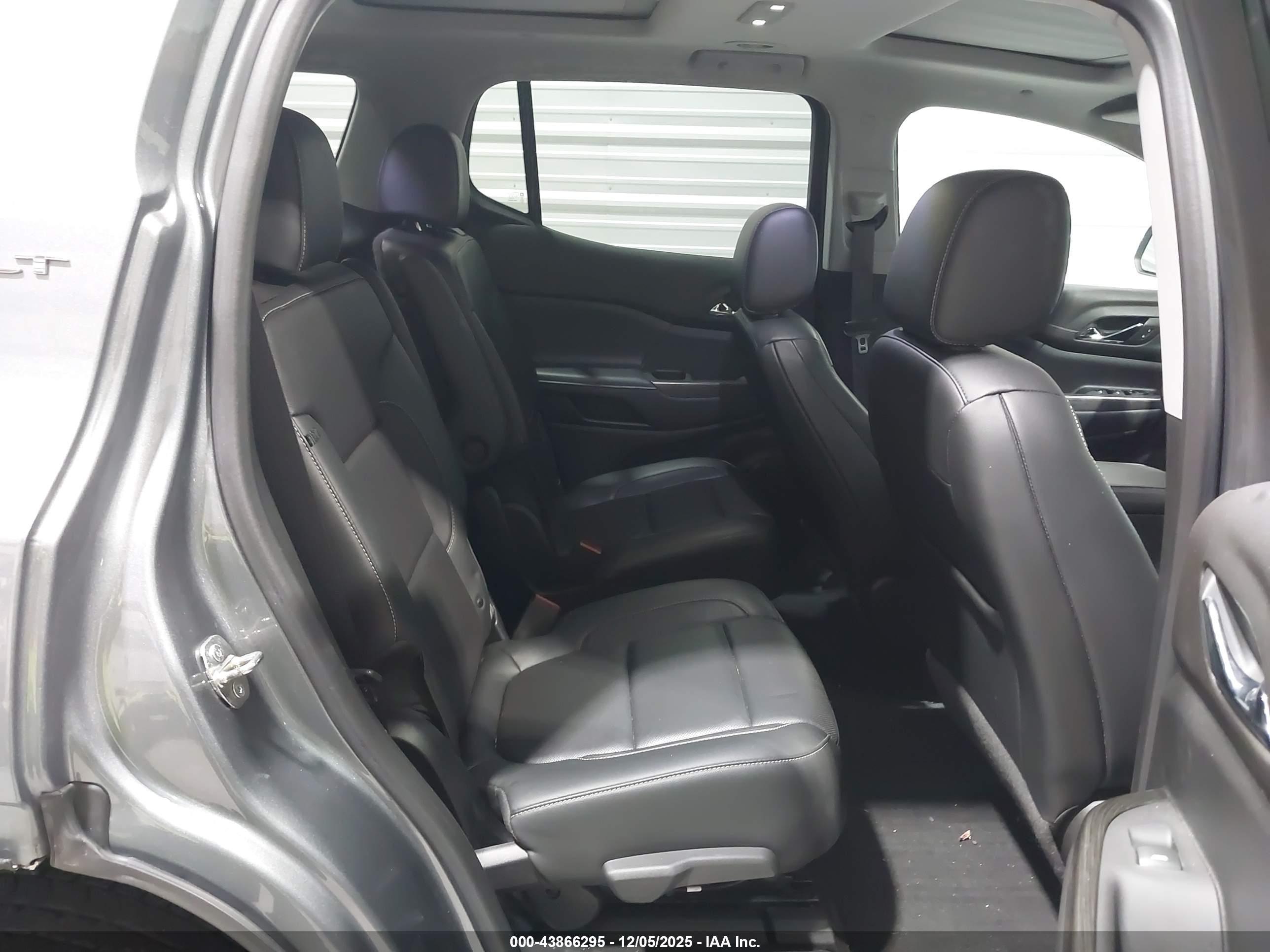 GMC ACADIA image 8