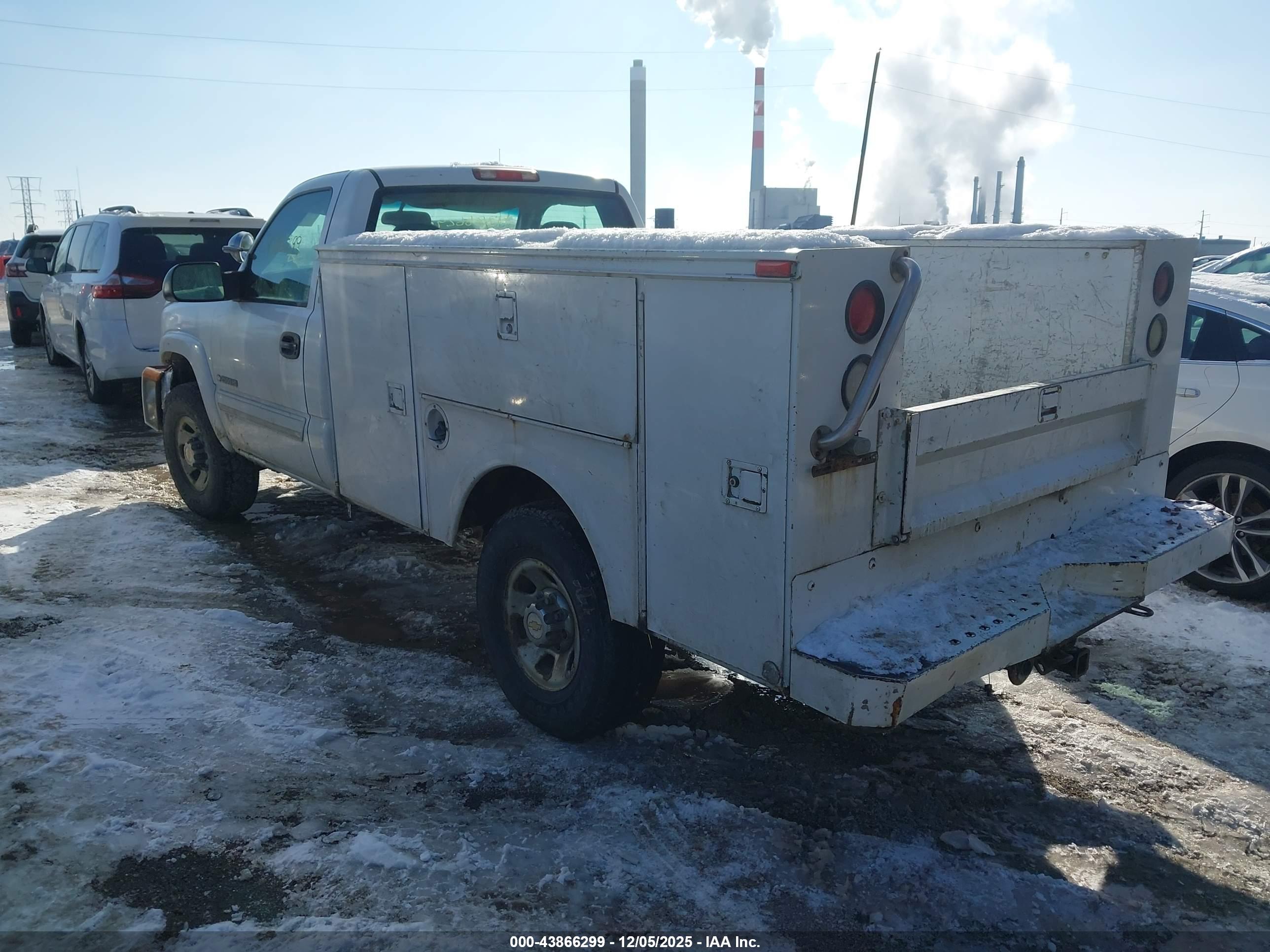 CHEVROLET SILVERADO image 3