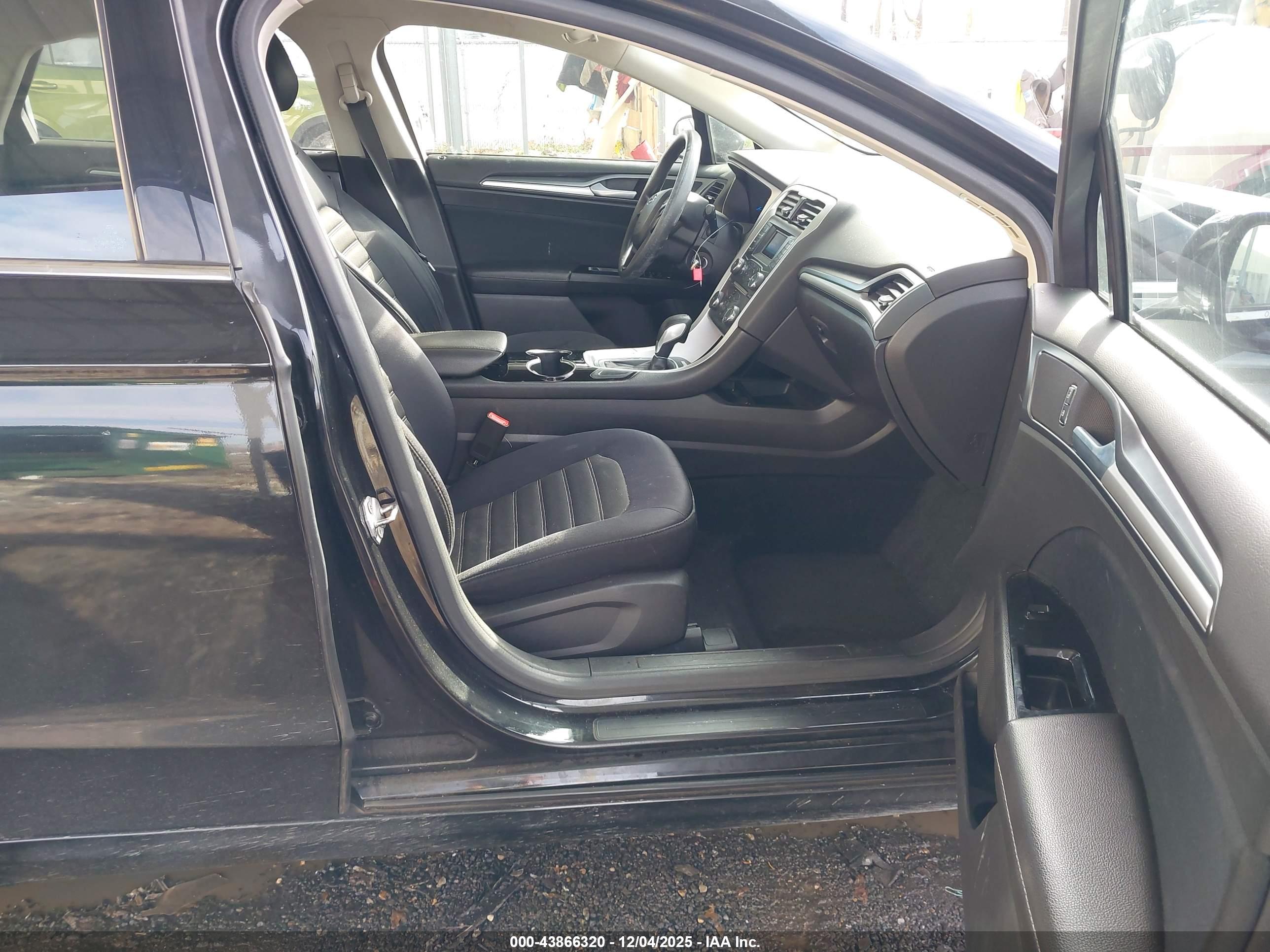 FORD FUSION image 5