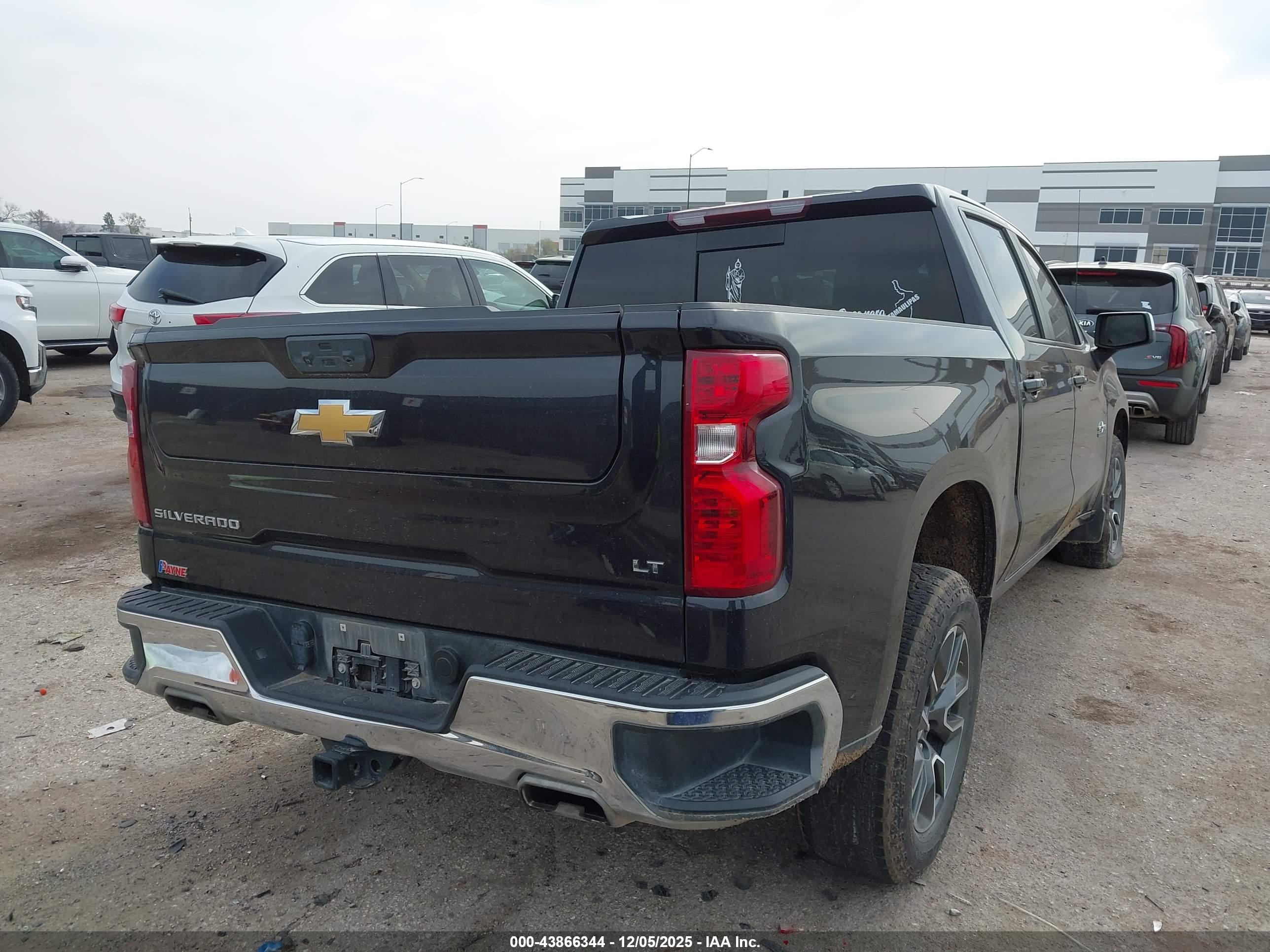 CHEVROLET SILVERADO image 4