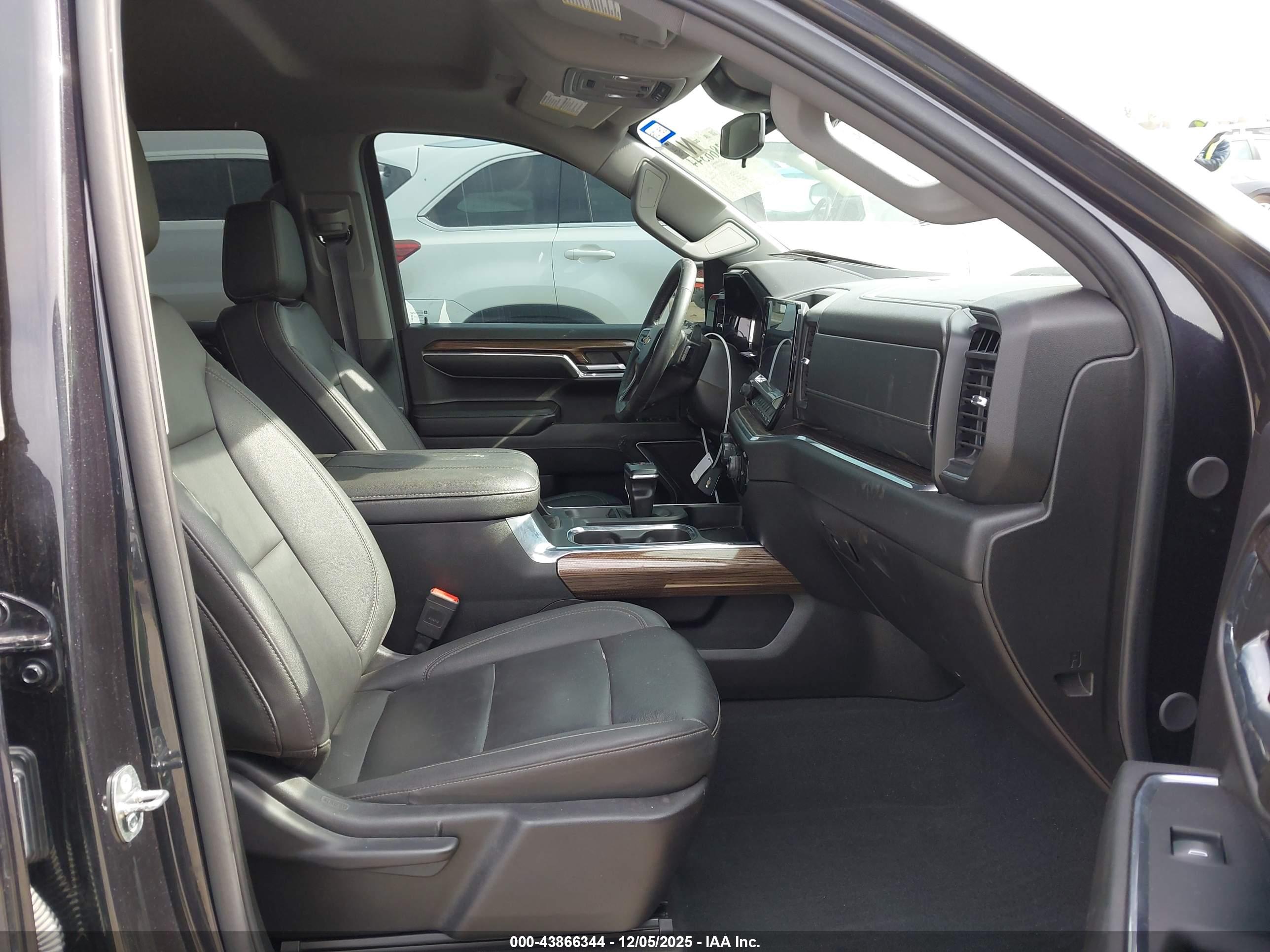 CHEVROLET SILVERADO image 5