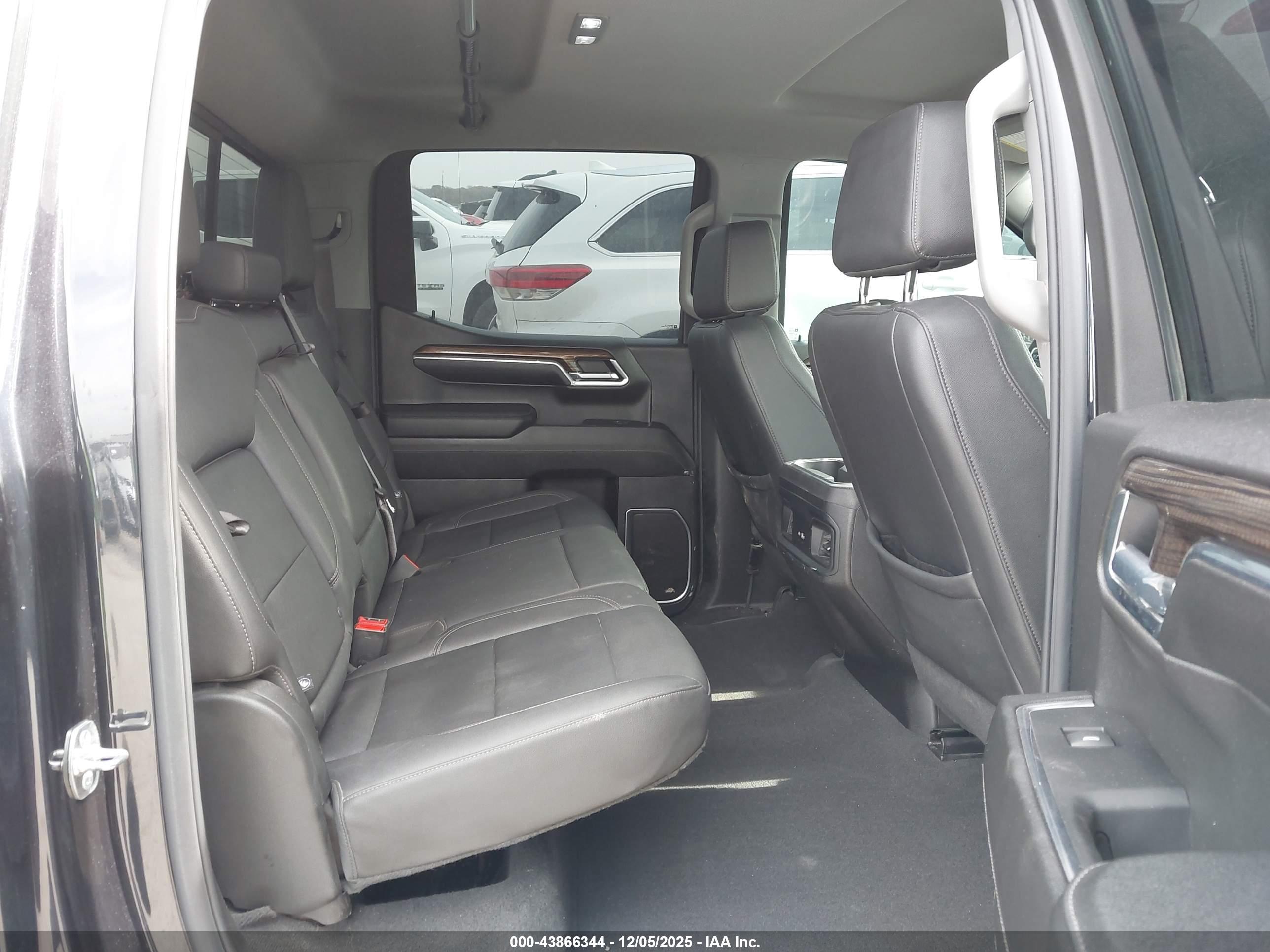CHEVROLET SILVERADO image 8