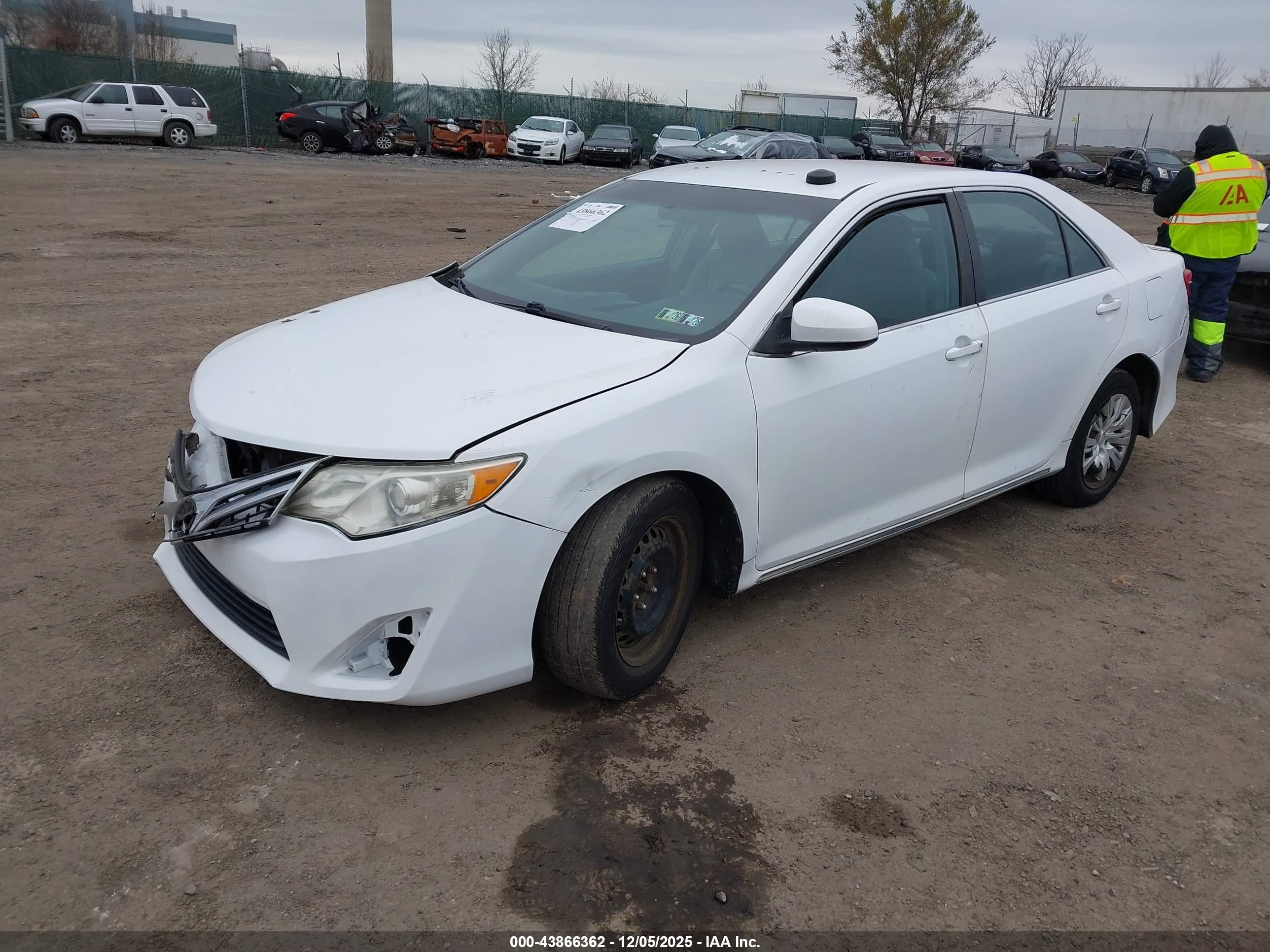TOYOTA CAMRY image 2
