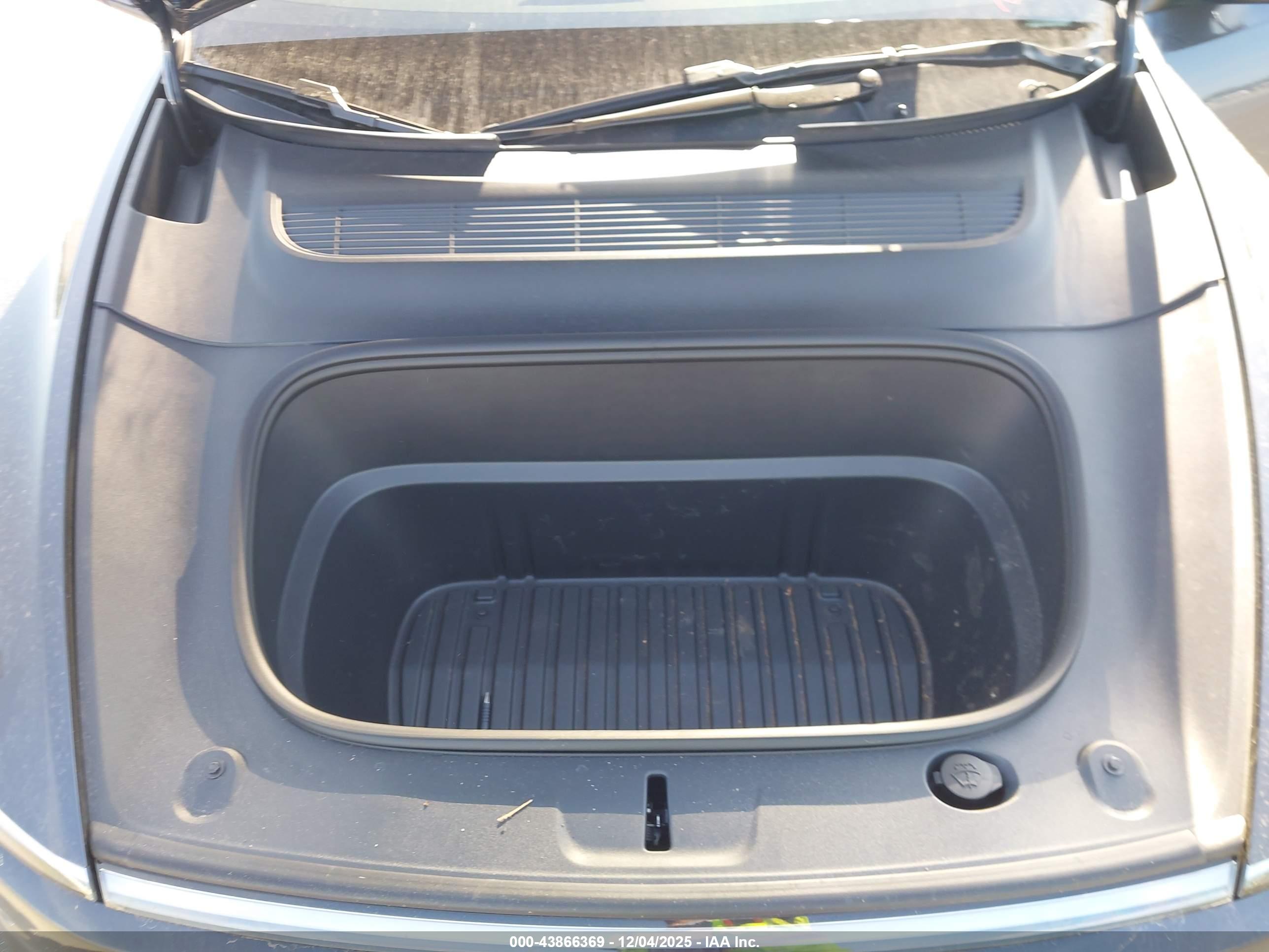 TESLA MODEL image 10