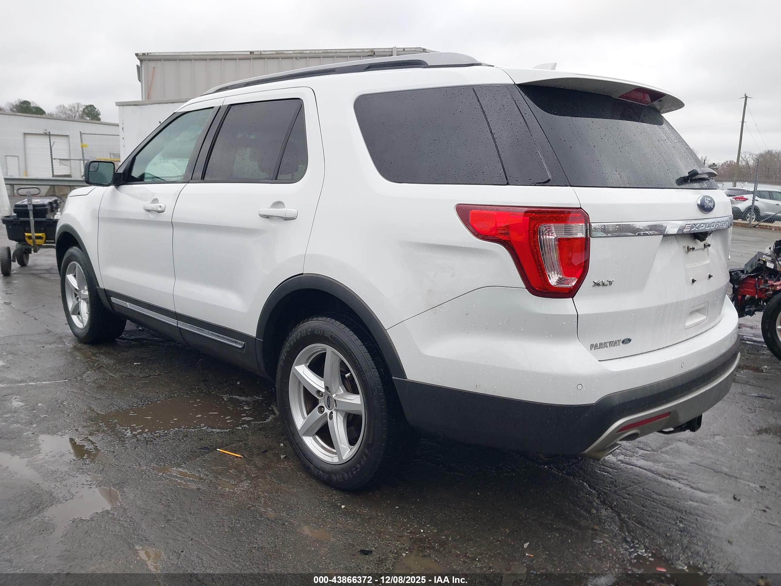 FORD EXPLORER image 3