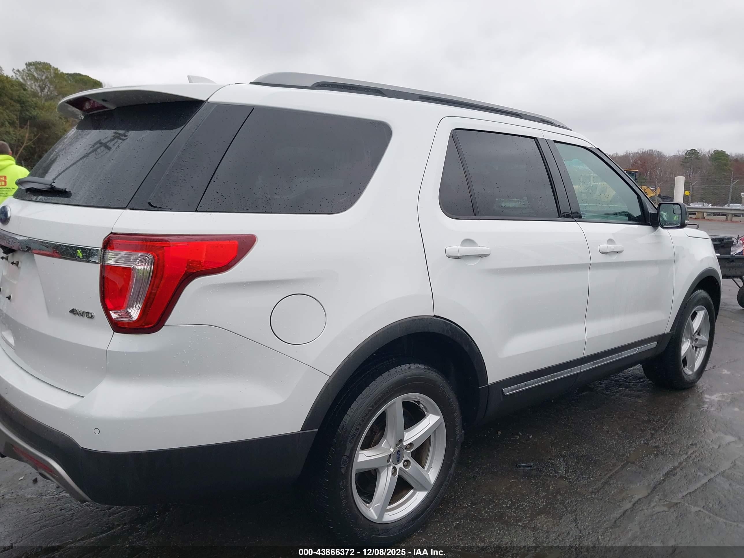 FORD EXPLORER image 4