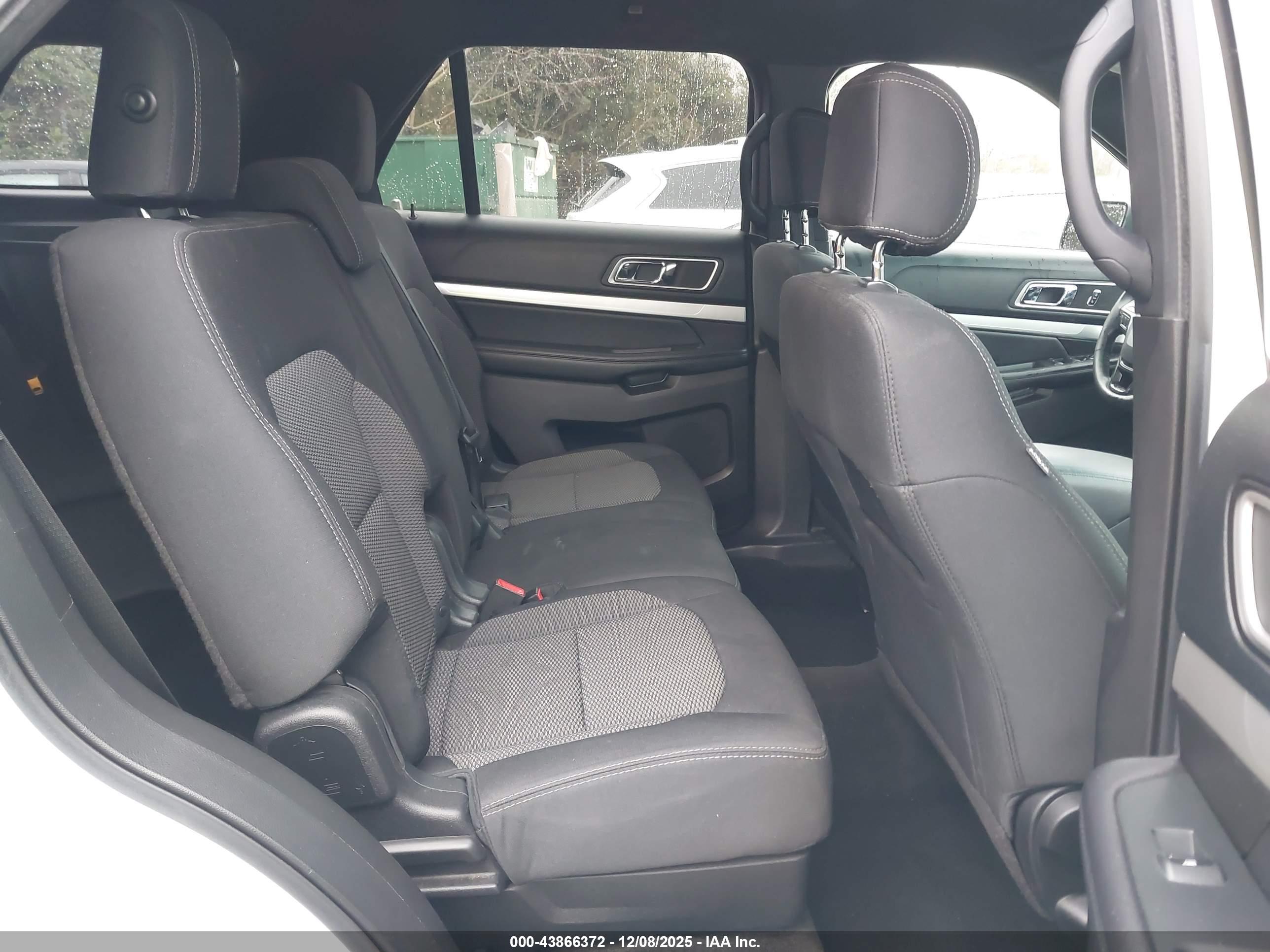 FORD EXPLORER image 8