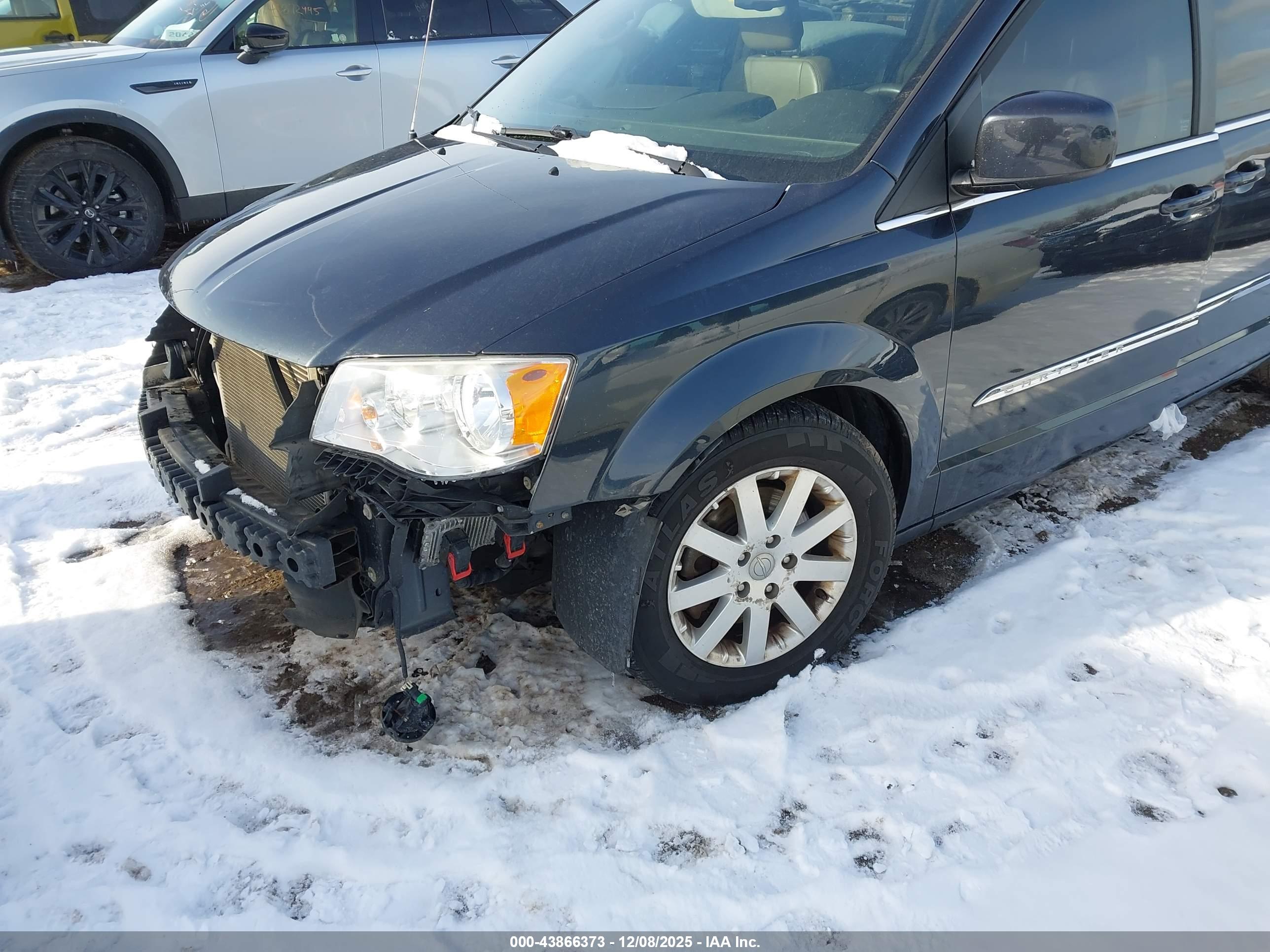 CHRYSLER TOWN image 2