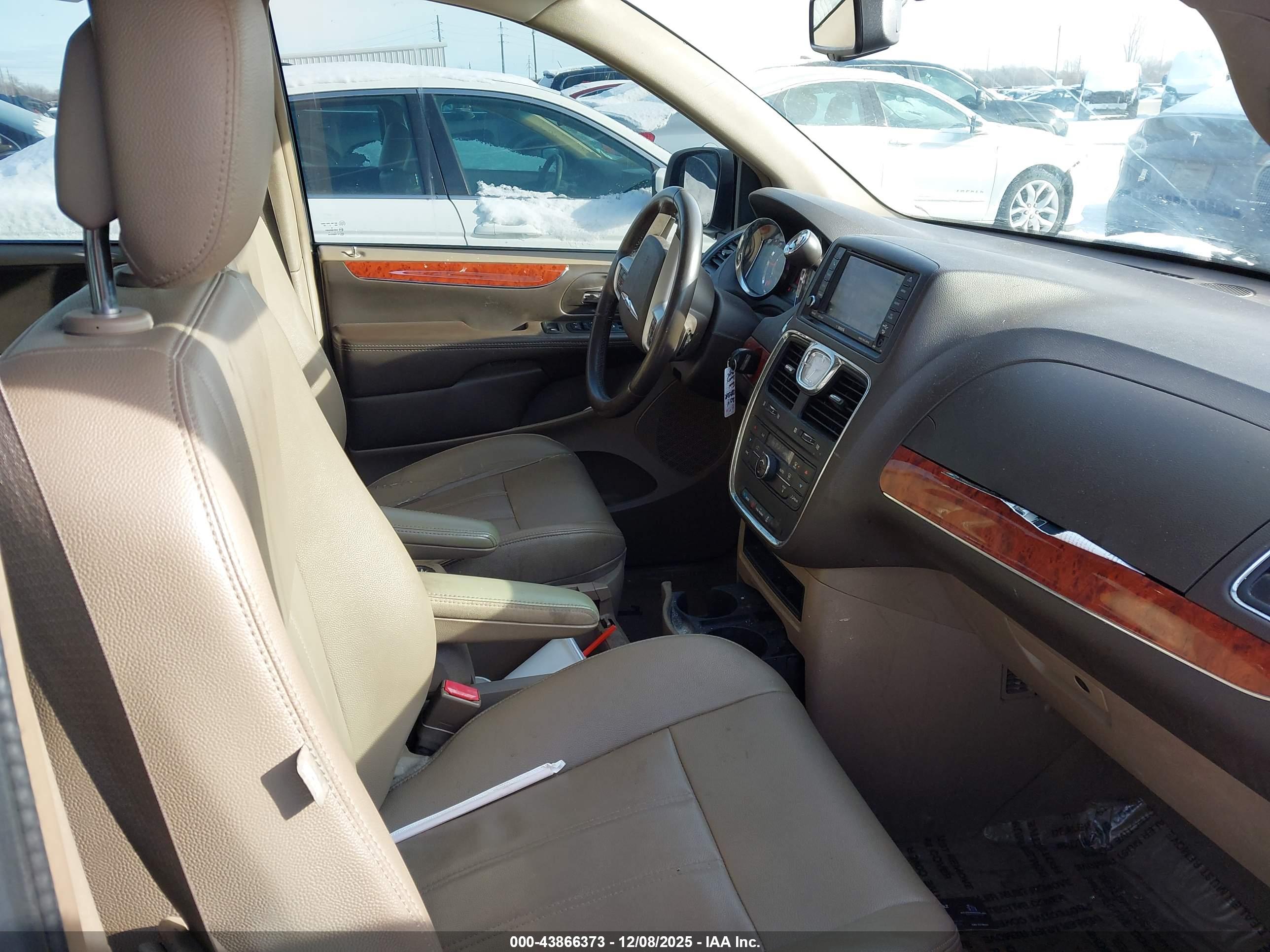CHRYSLER TOWN image 5