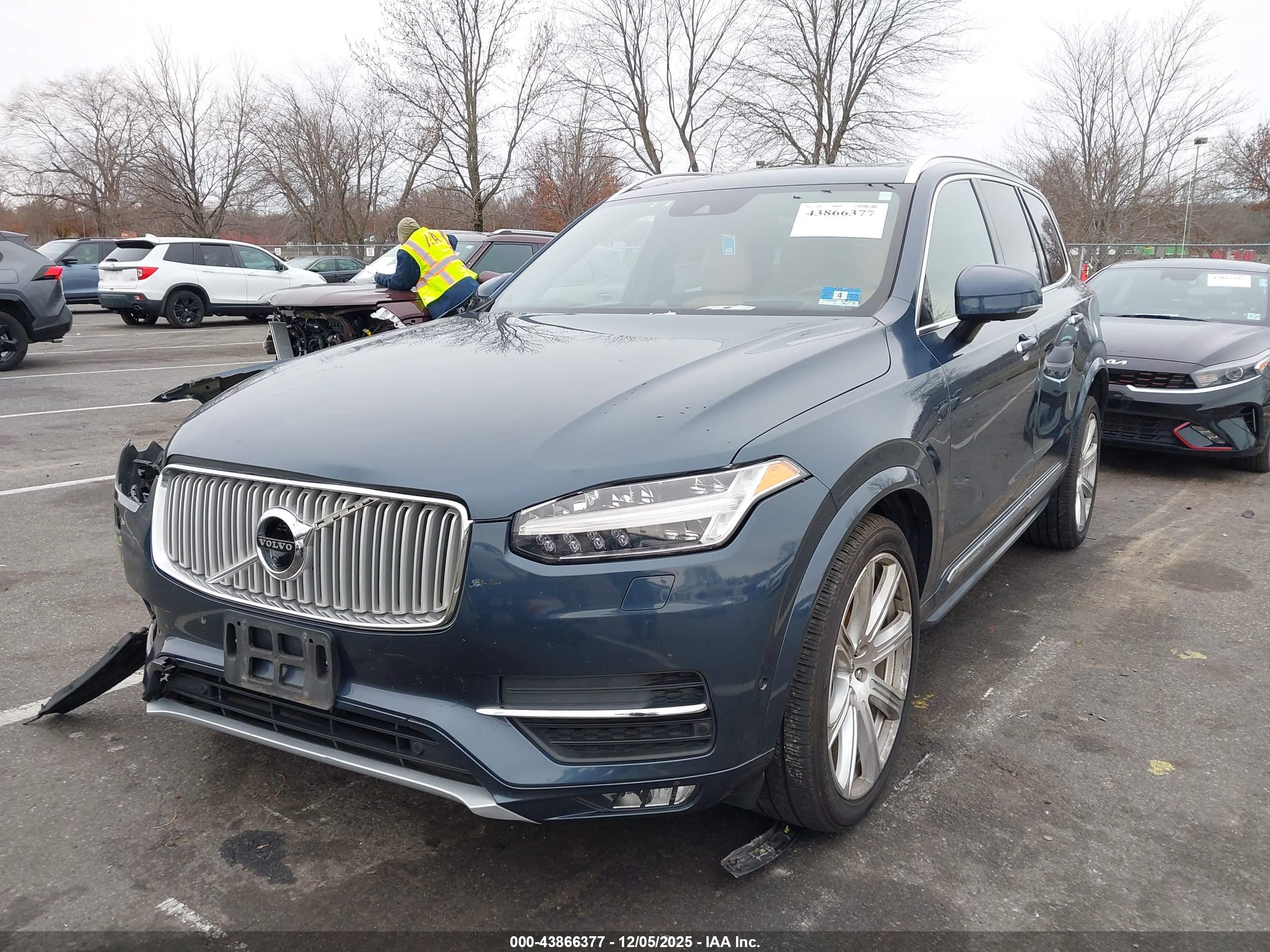 VOLVO XC90 image 2
