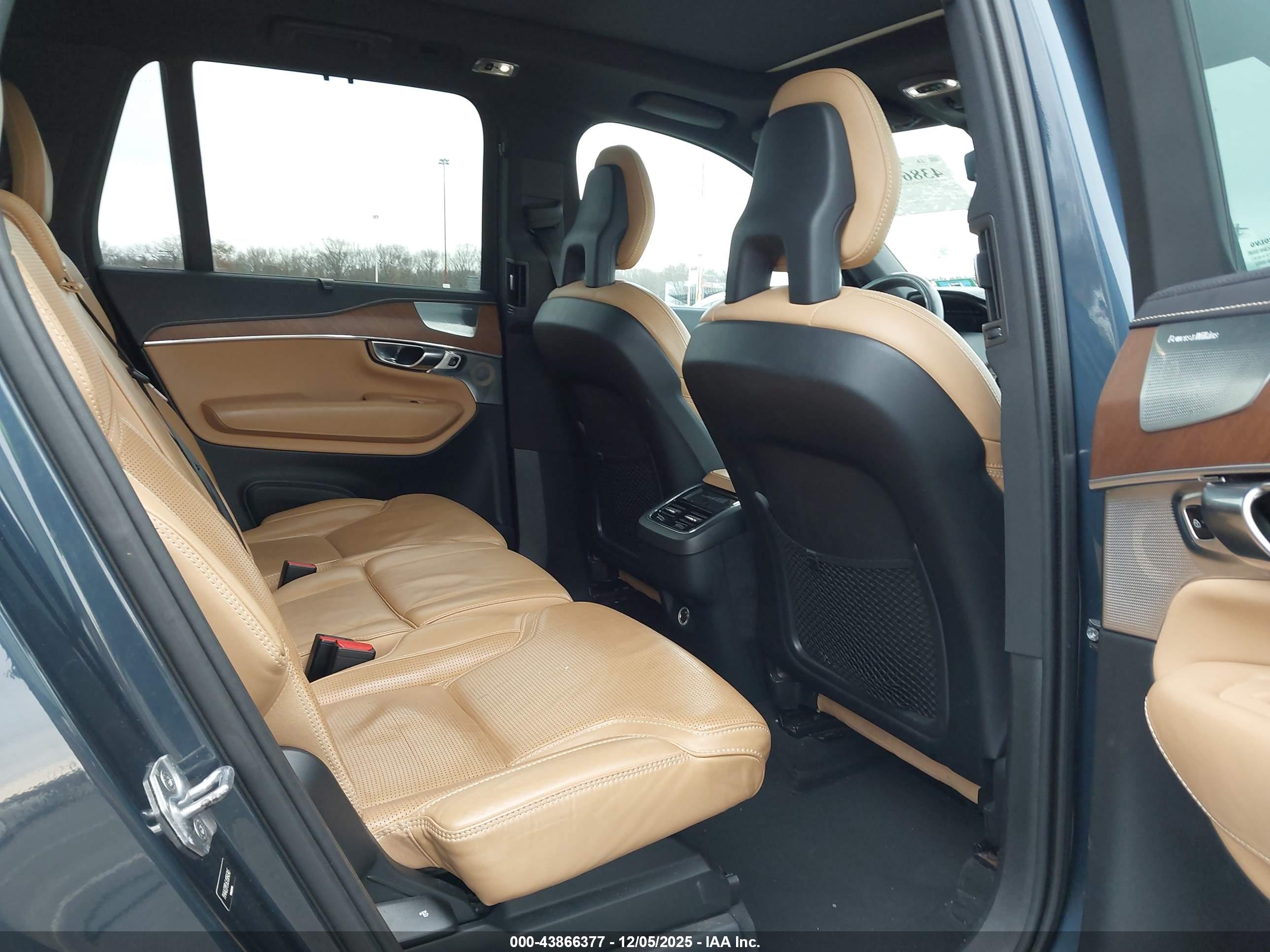 VOLVO XC90 image 8