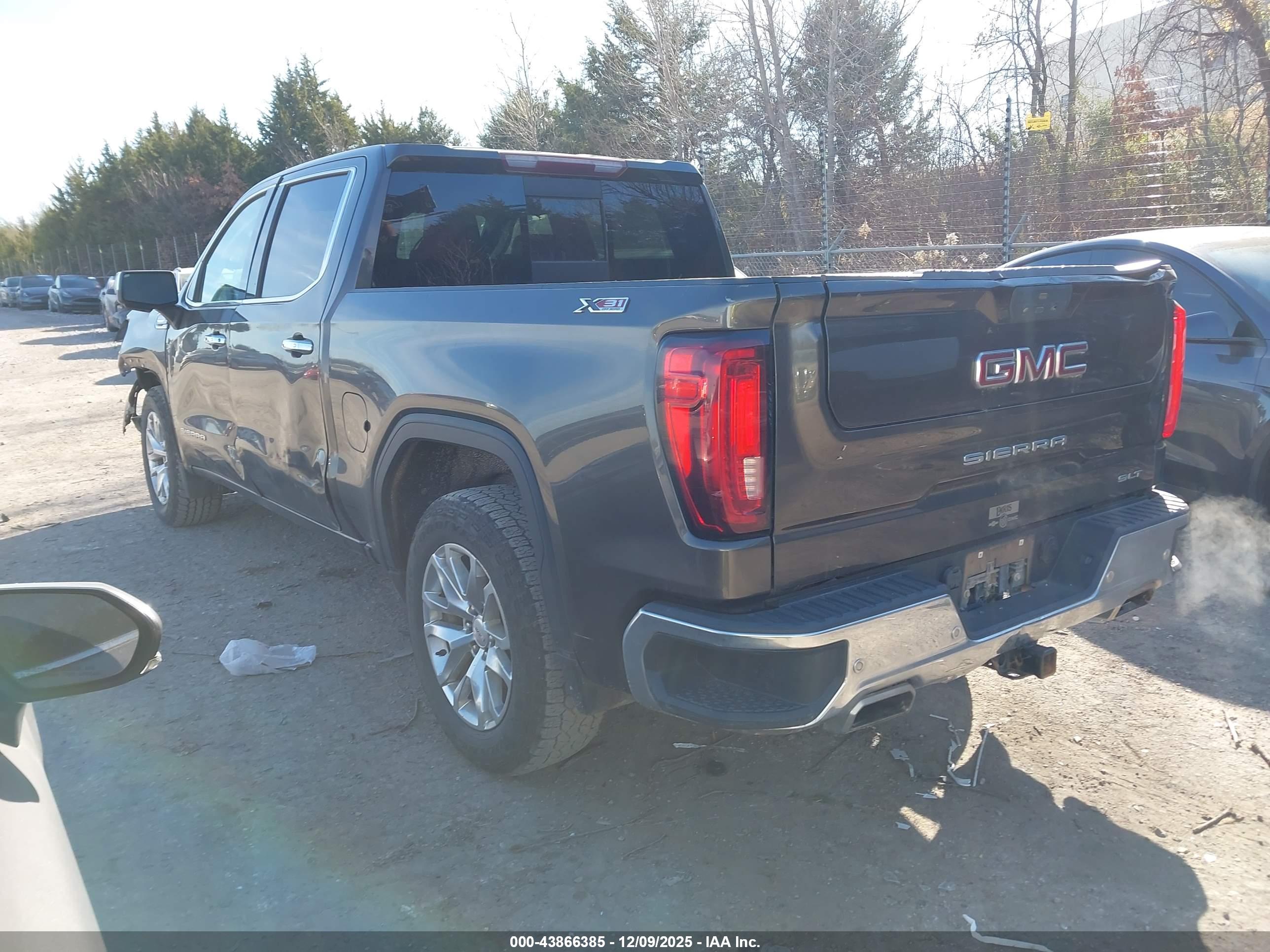 GMC SIERRA image 3